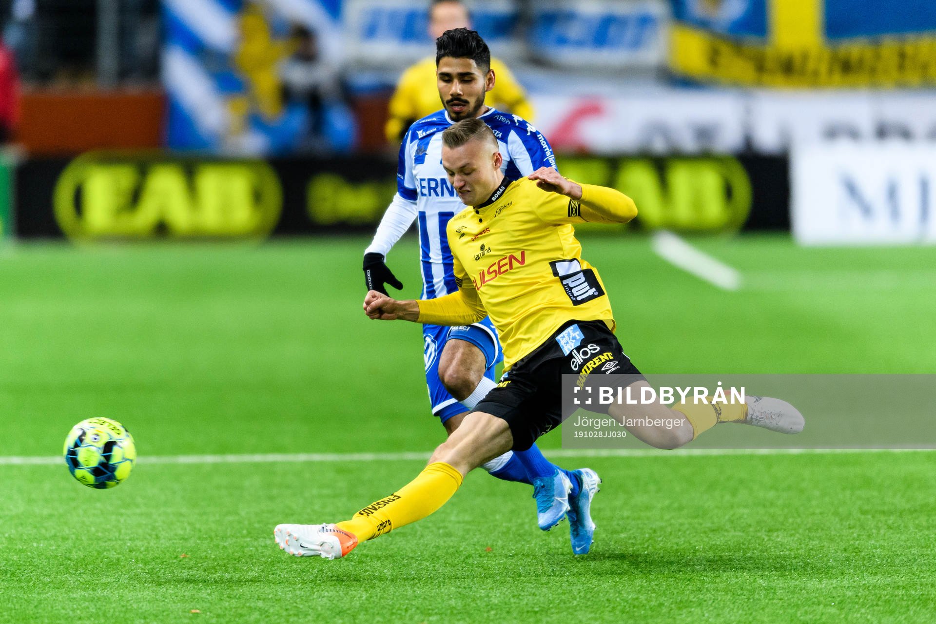Elfsborgs Stian Rode Gregersen bryter bollen av IFK