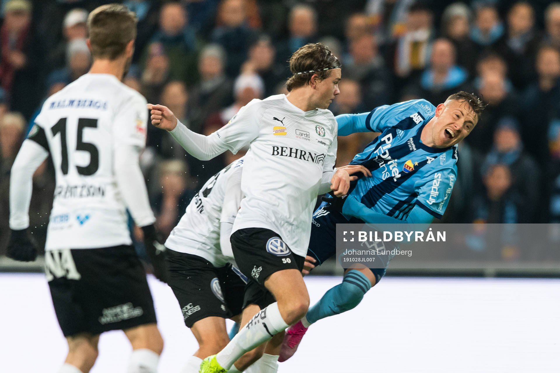 Djurgårdens Fredrik Ulvestad faller i kamp med Örebros Niclas Bergmark under fotbollsmatchen i Allsvenskan mellan Djurgården och Örebro den 28 oktober 2019 i Stockholm.