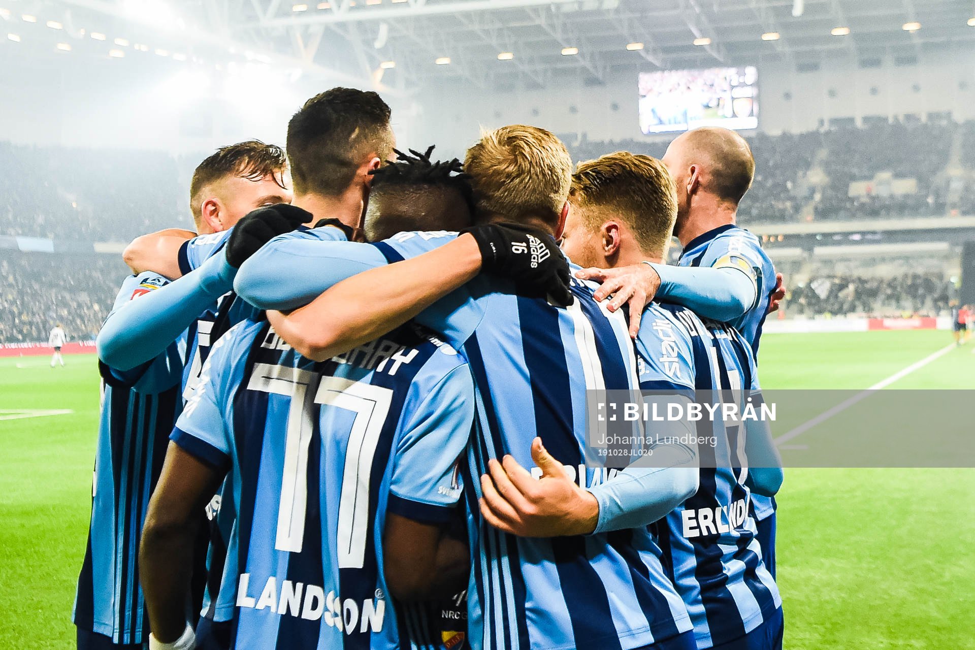 Djurgårdens Mohamed Buya Turay jublar med lagkamrater efter att han gjort 2-0 under fotbollsmatchen i Allsvenskan mellan Djurgården och Örebro den 28 oktober 2019 i Stockholm.