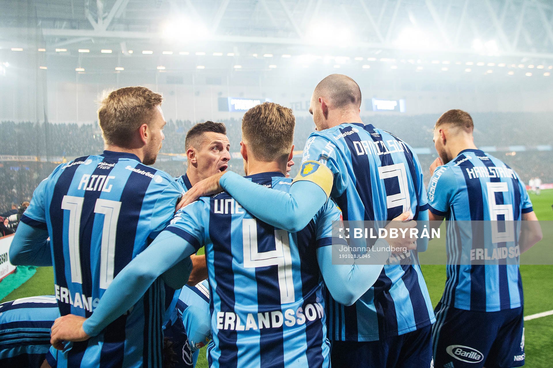 Djurgårdens Haris Radetinac peppar igång sina lagkamrater efter 2-0 under fotbollsmatchen i Allsvenskan mellan Djurgården och Örebro den 28 oktober 2019 i Stockholm.