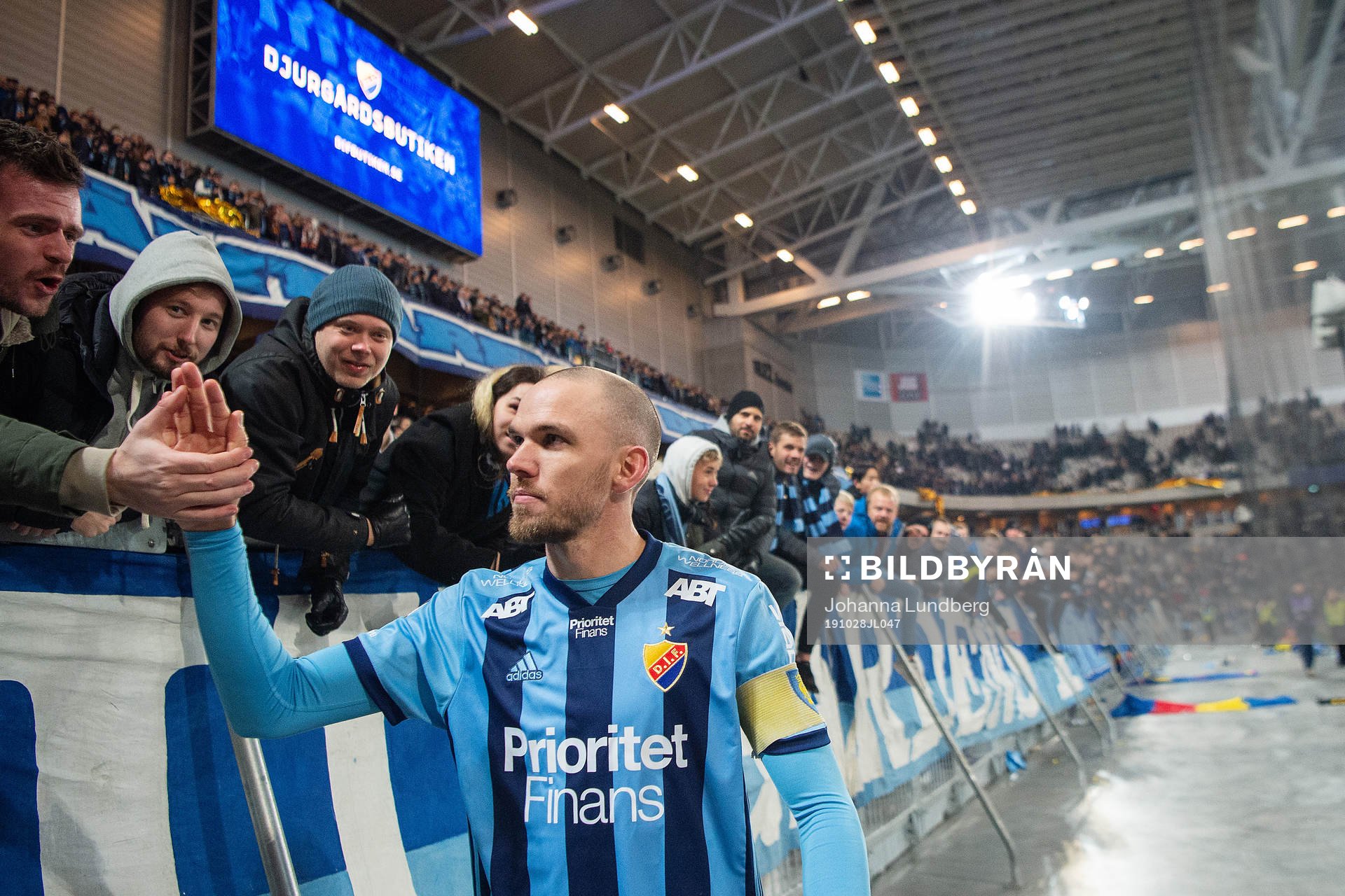 Djurgårdens Marcus Danielson tackar publiken efter fotbollsmatchen i Allsvenskan mellan Djurgården och Örebro den 28 oktober 2019 i Stockholm.