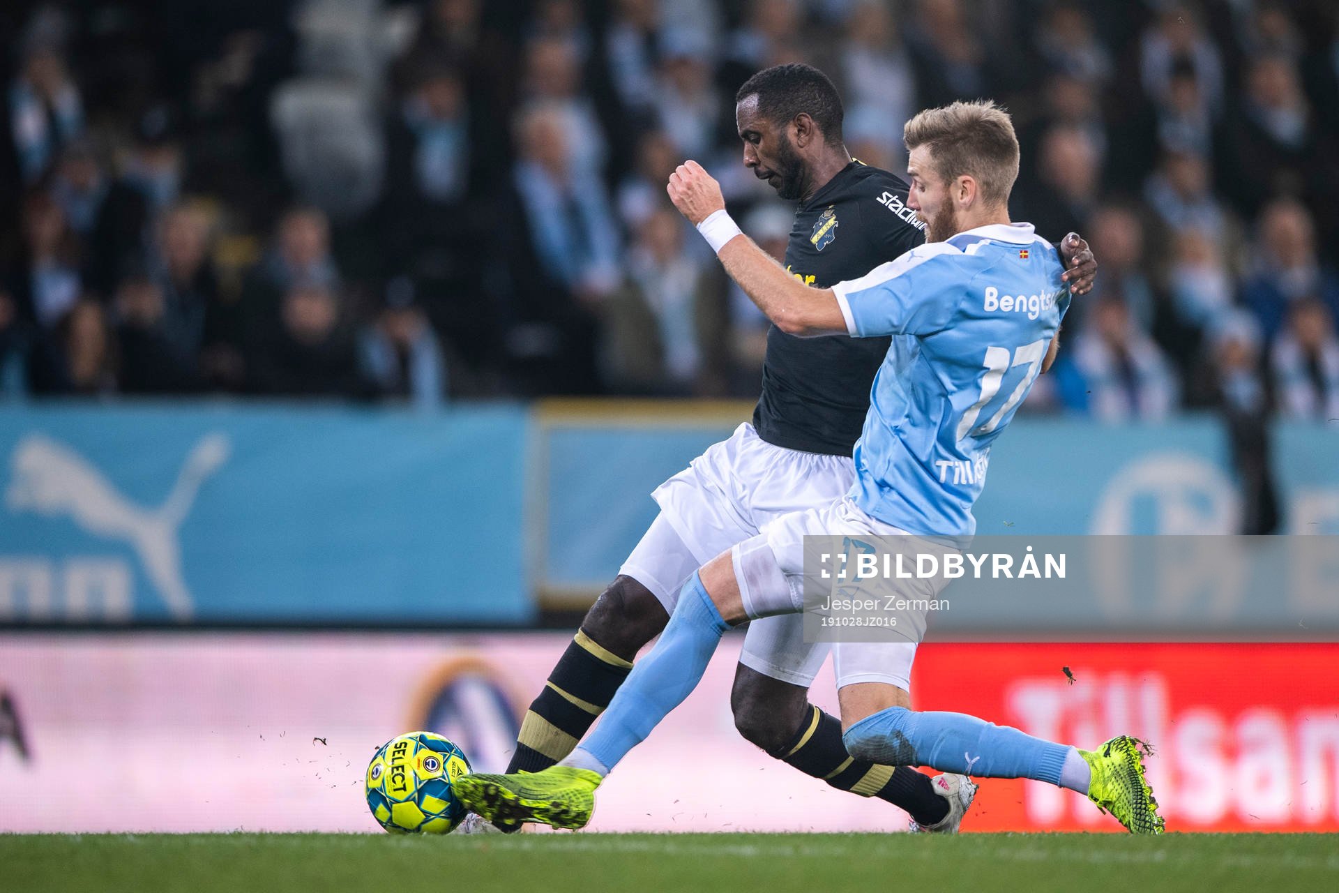 s Henok Goitom och Malmö FFs Rasmus Bengtsson
