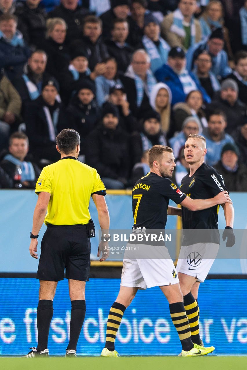 s Sebastian Larsson håller tillbaka Kolbeinn Sigthorsson