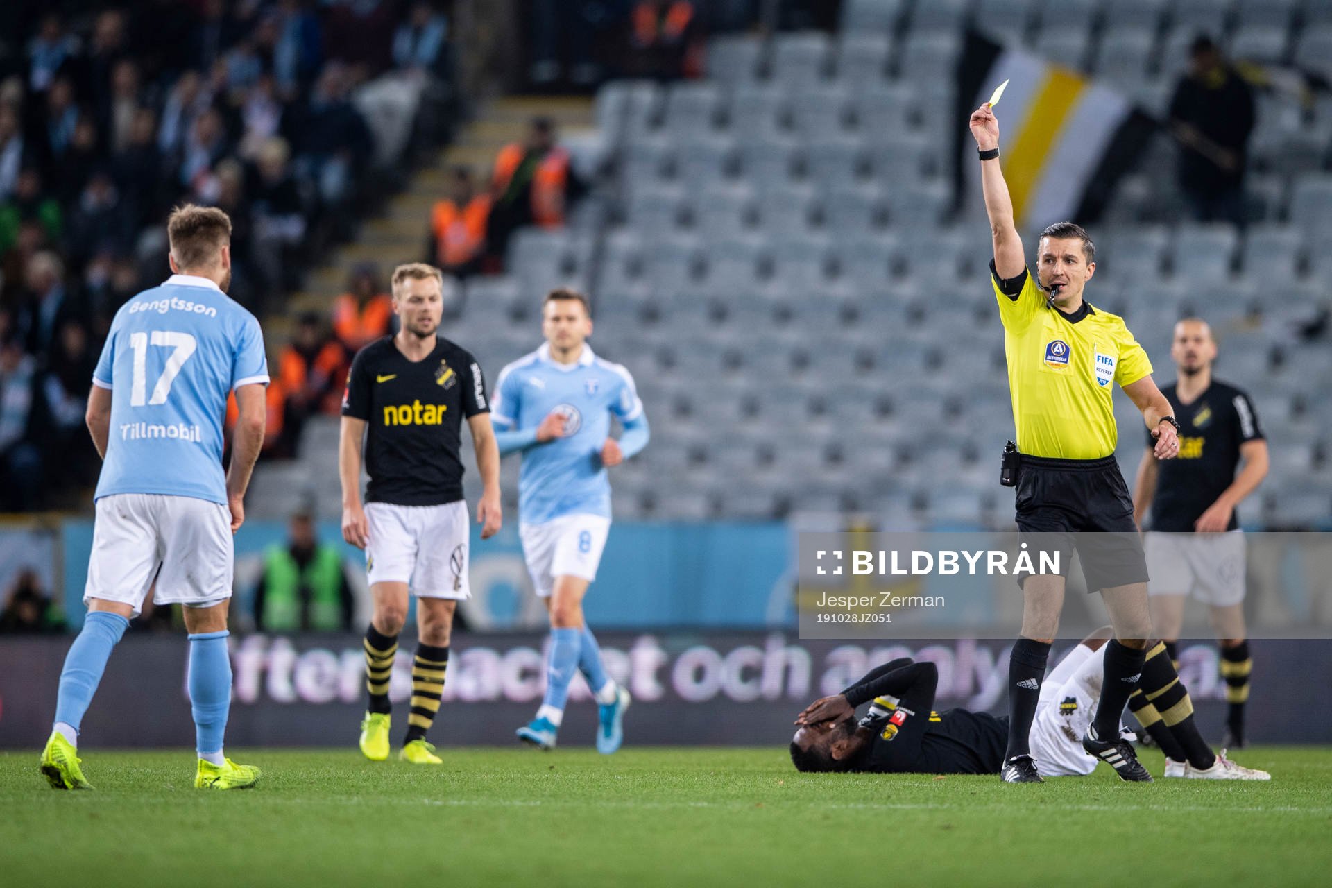 Malmö FFs Rasmus Bengtsson får ett gult kort av Domare