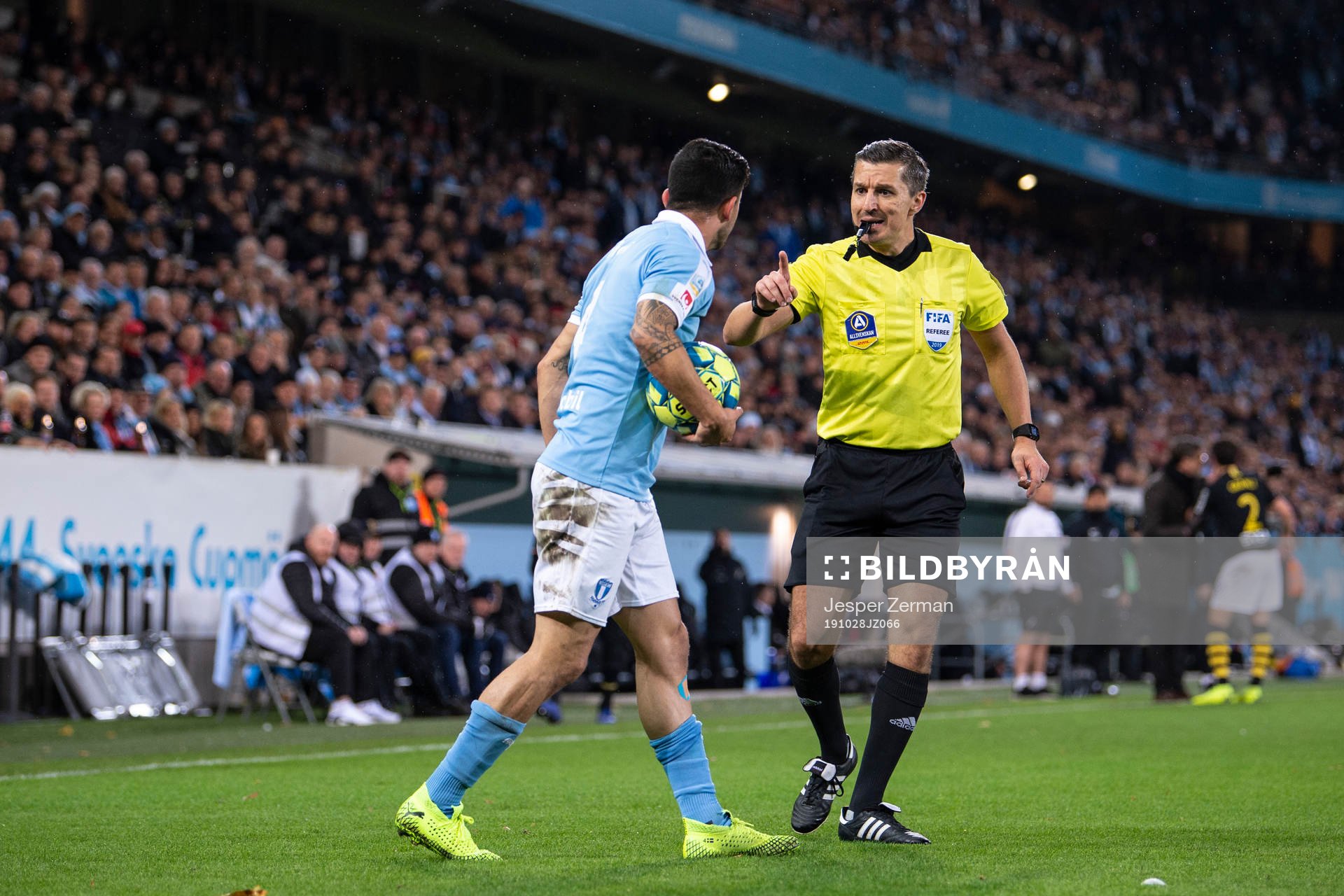 Malmö FFs Behrang Safari och domare Bojan Pandzic