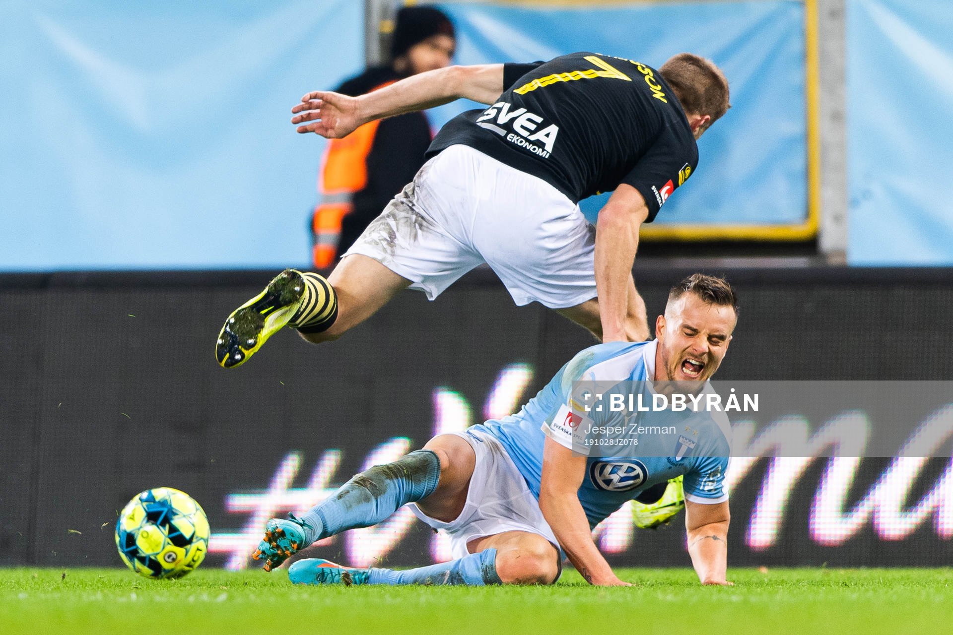s Sebastian Larsson i kamp om bollen