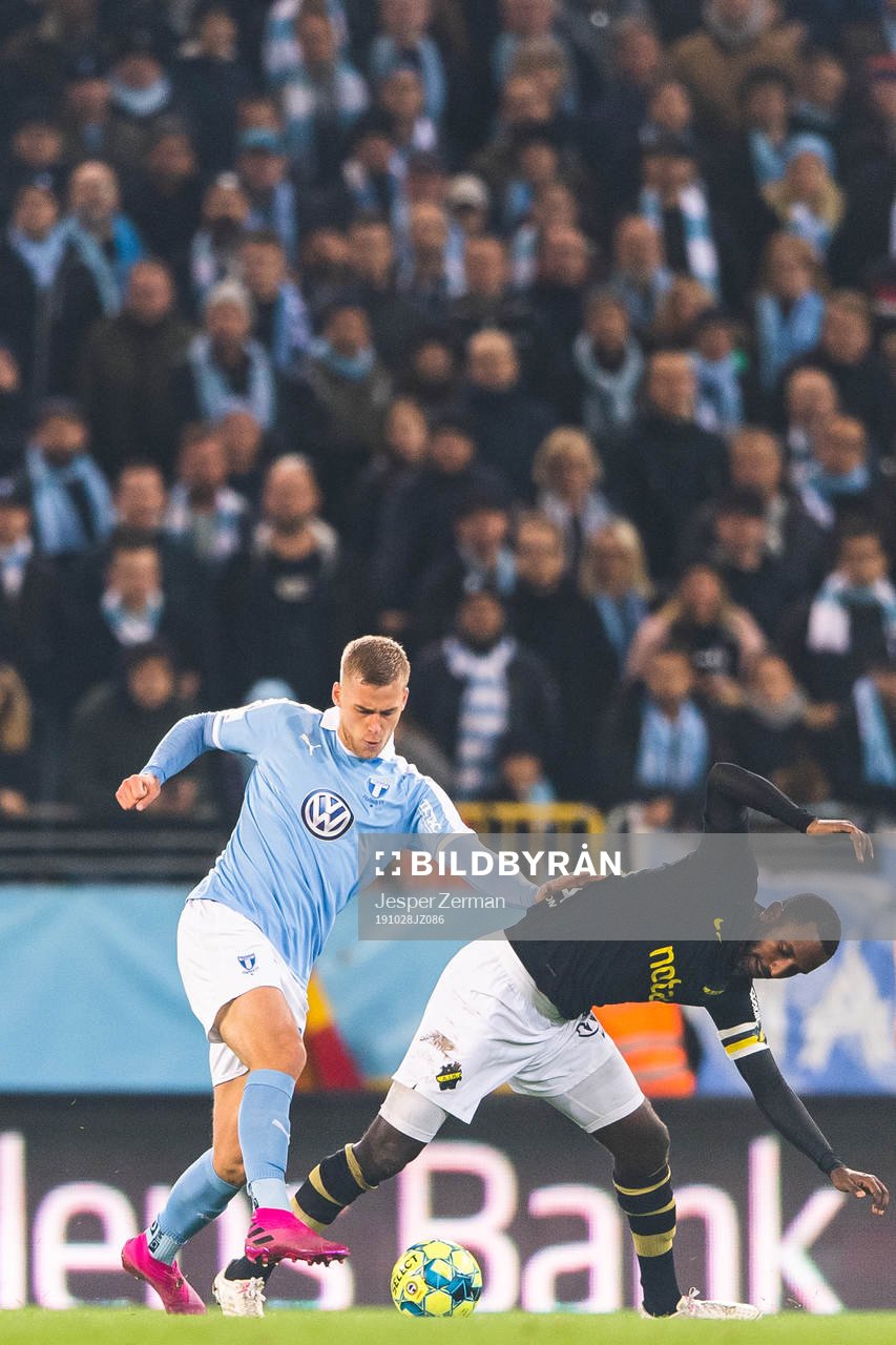 Malmö FFs Felix Beijmo och AIK:s Henok Goitom i kamp om bollen under fotbollsmatchen i Allsvenskan mellan Malmö FF och AIK den 28 oktober 2019 i Malmö.
