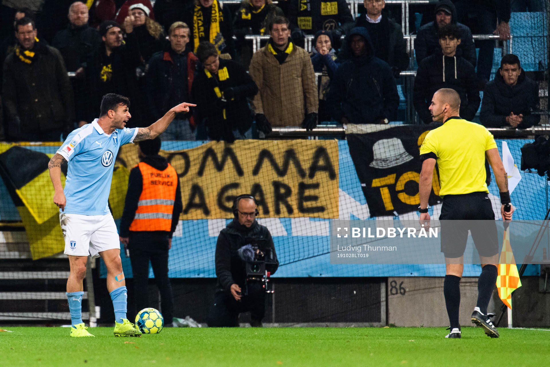 Malmö FFs Behrang Safari reagerar mot assisterande domare