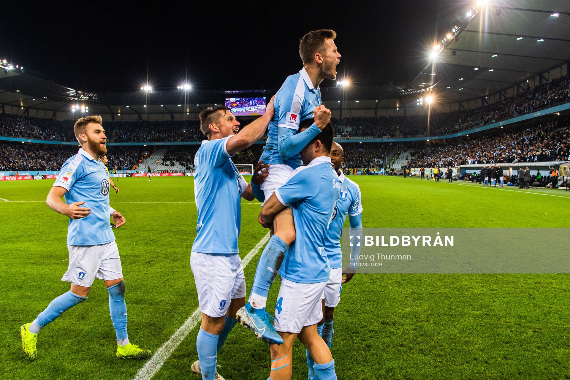 Malmö FFs Arnór Traustason jublar med lagkamrater efter att han gjort 2-0 under fotbollsmatchen i Allsvenskan mellan Malmö FF och AIK den 28 oktober 2019 i Malmö.