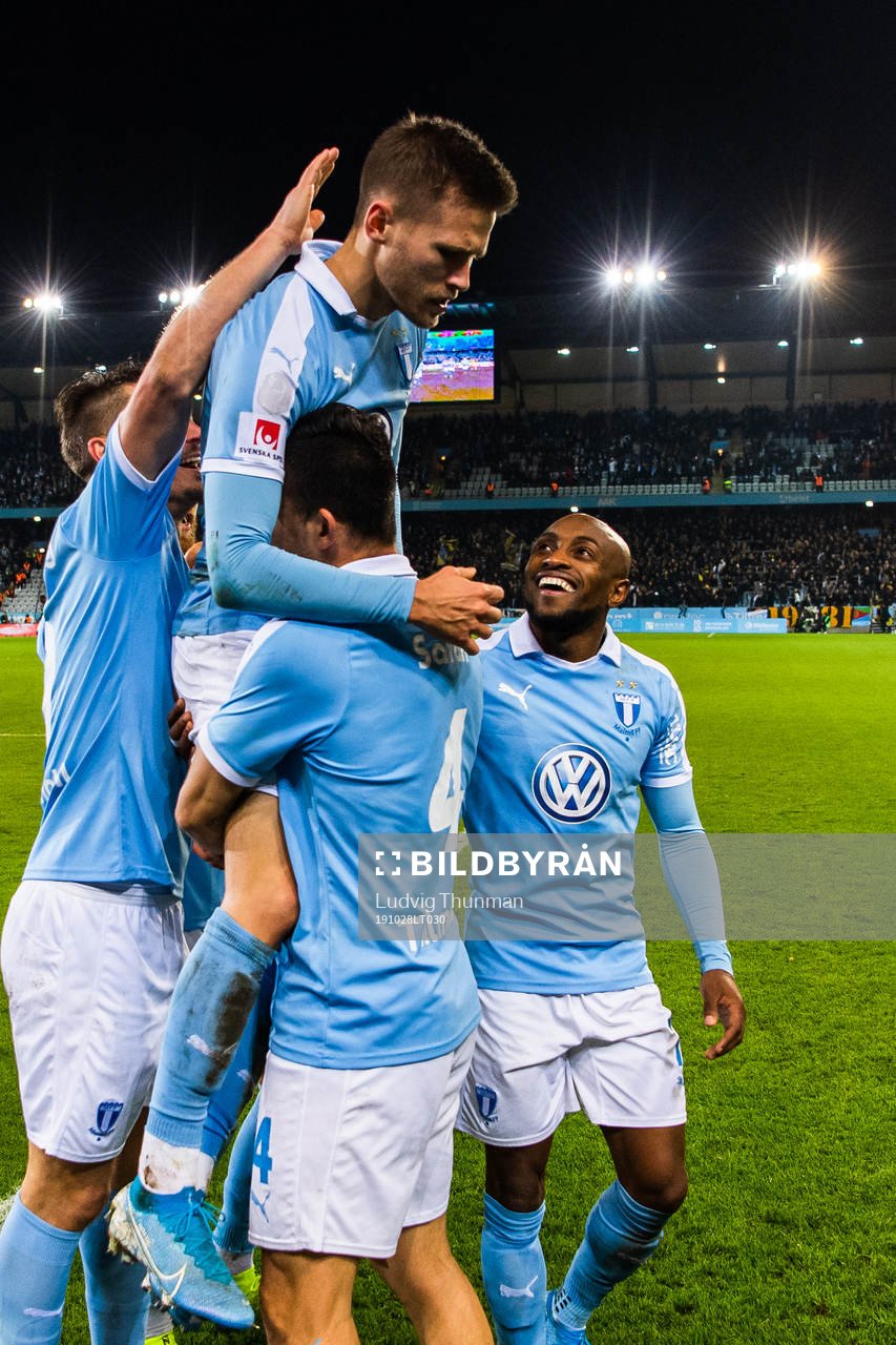 Malmö FFs Arnór Traustason jublar med lagkamrater