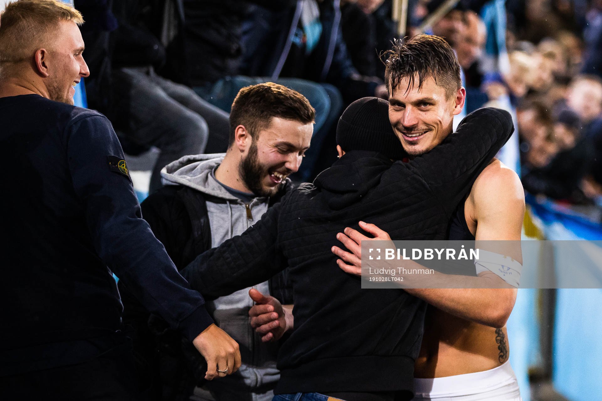 Malmö FFs Markus Rosenberg jublar med supportrar