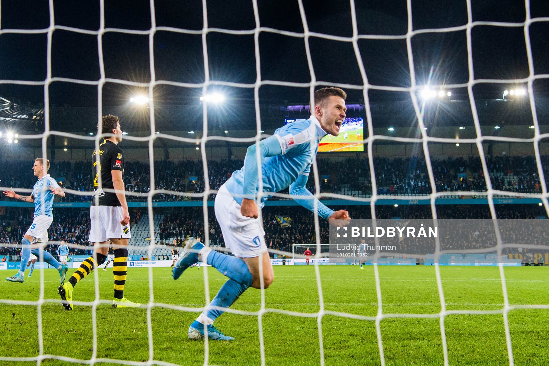 Malmö FFs Arnór Traustason jublar efter han gjort 2-0 under fotbollsmatchen i Allsvenskan mellan Malmö FF och AIK den 28 oktober 2019 i Malmö.