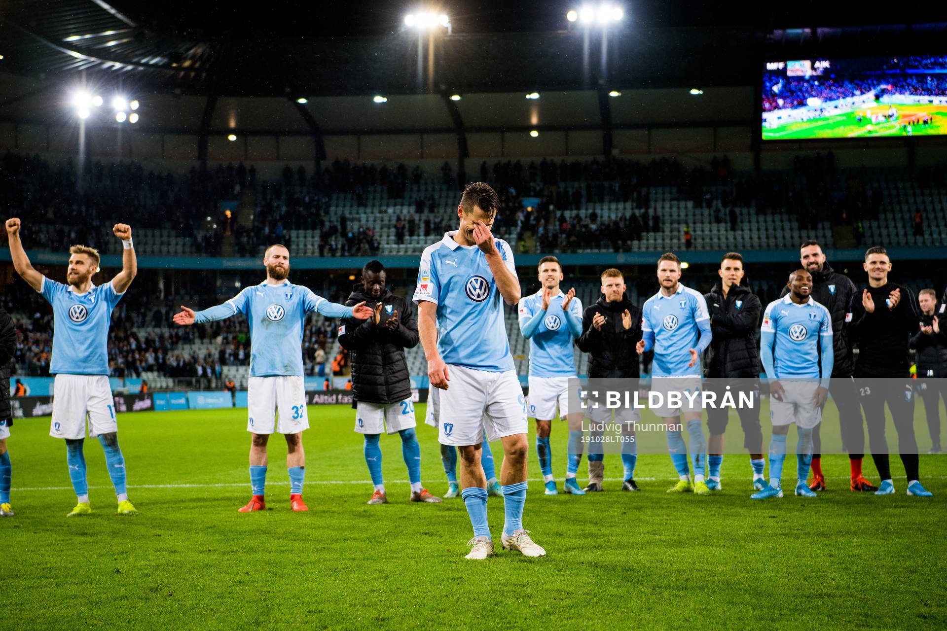 Malmö FFs Markus Rosenberg hyllas efter fotbollsmatchen i Allsvenskan mellan Malmö FF och AIK den 28 oktober 2019 i Malmö.