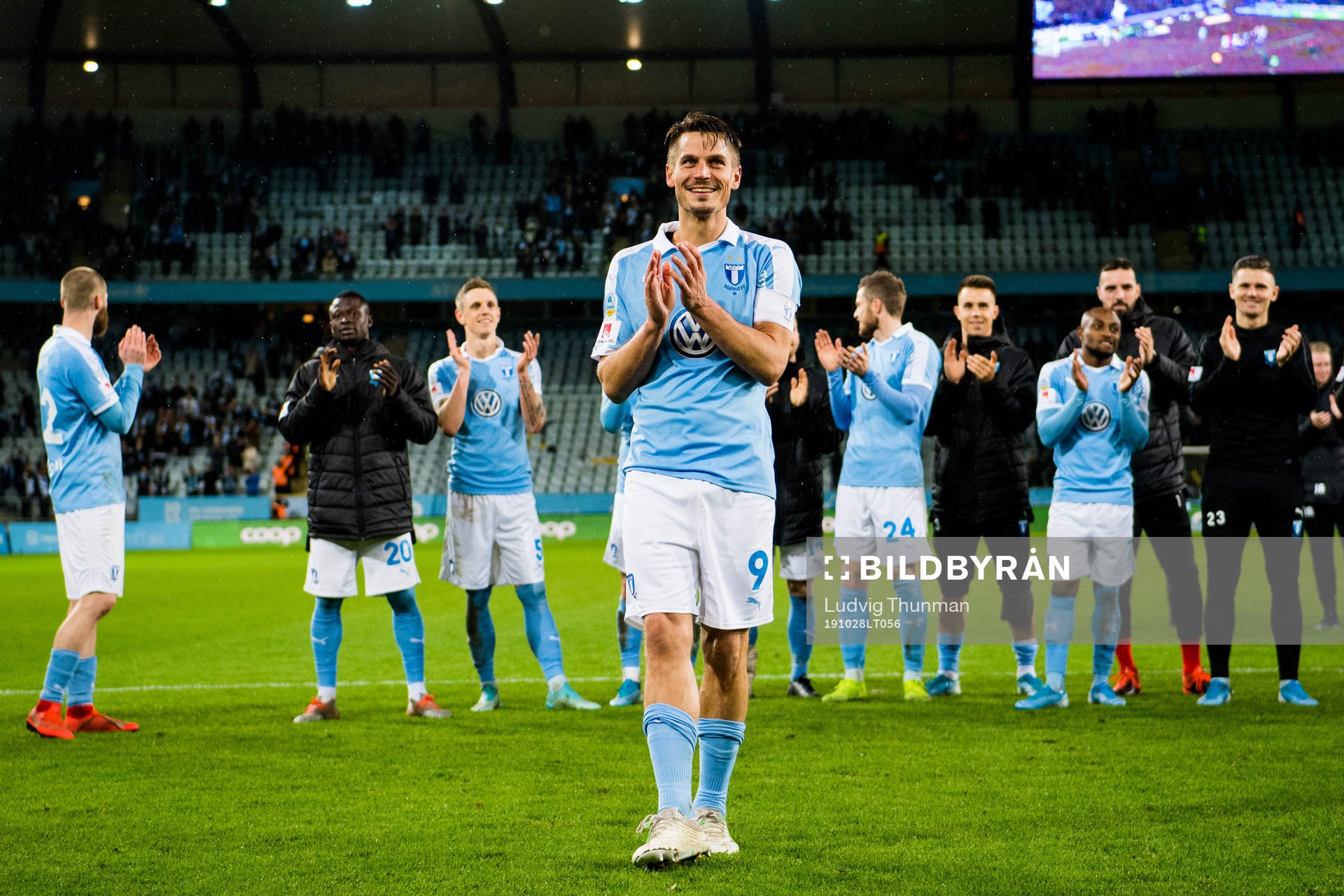 Malmö FFs Markus Rosenberg hyllas efter fotbollsmatchen i Allsvenskan mellan Malmö FF och AIK den 28 oktober 2019 i Malmö.