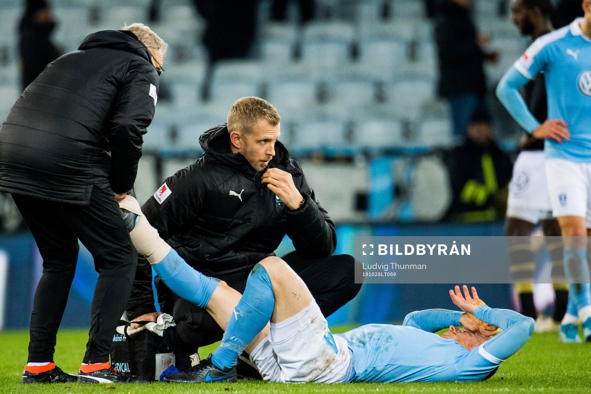 Malmö FFs Anders Christiansen får vård av läkare Pär