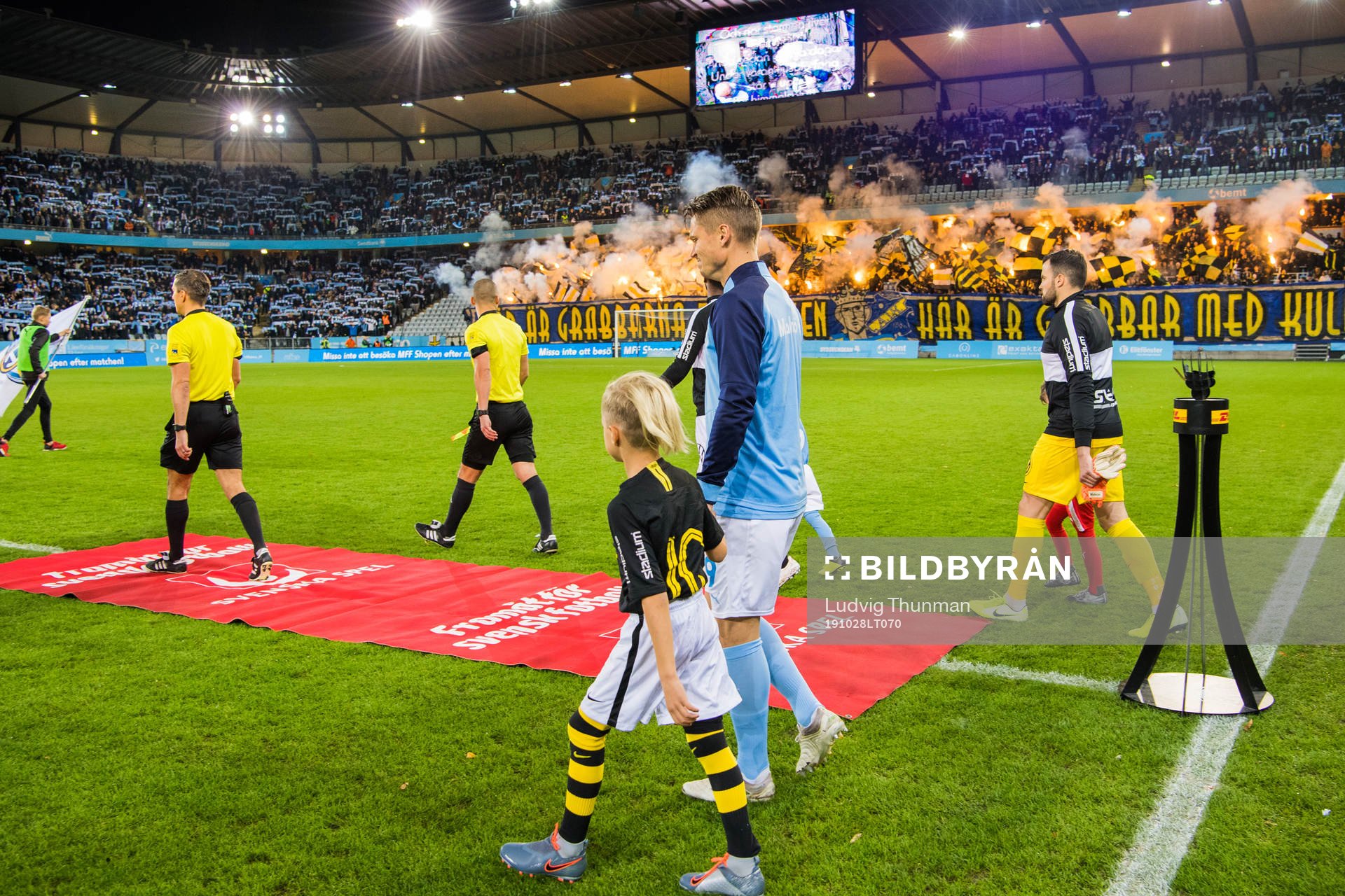 Malmö FFs Markus Rosenberg gör entre till fotbollsmatchen