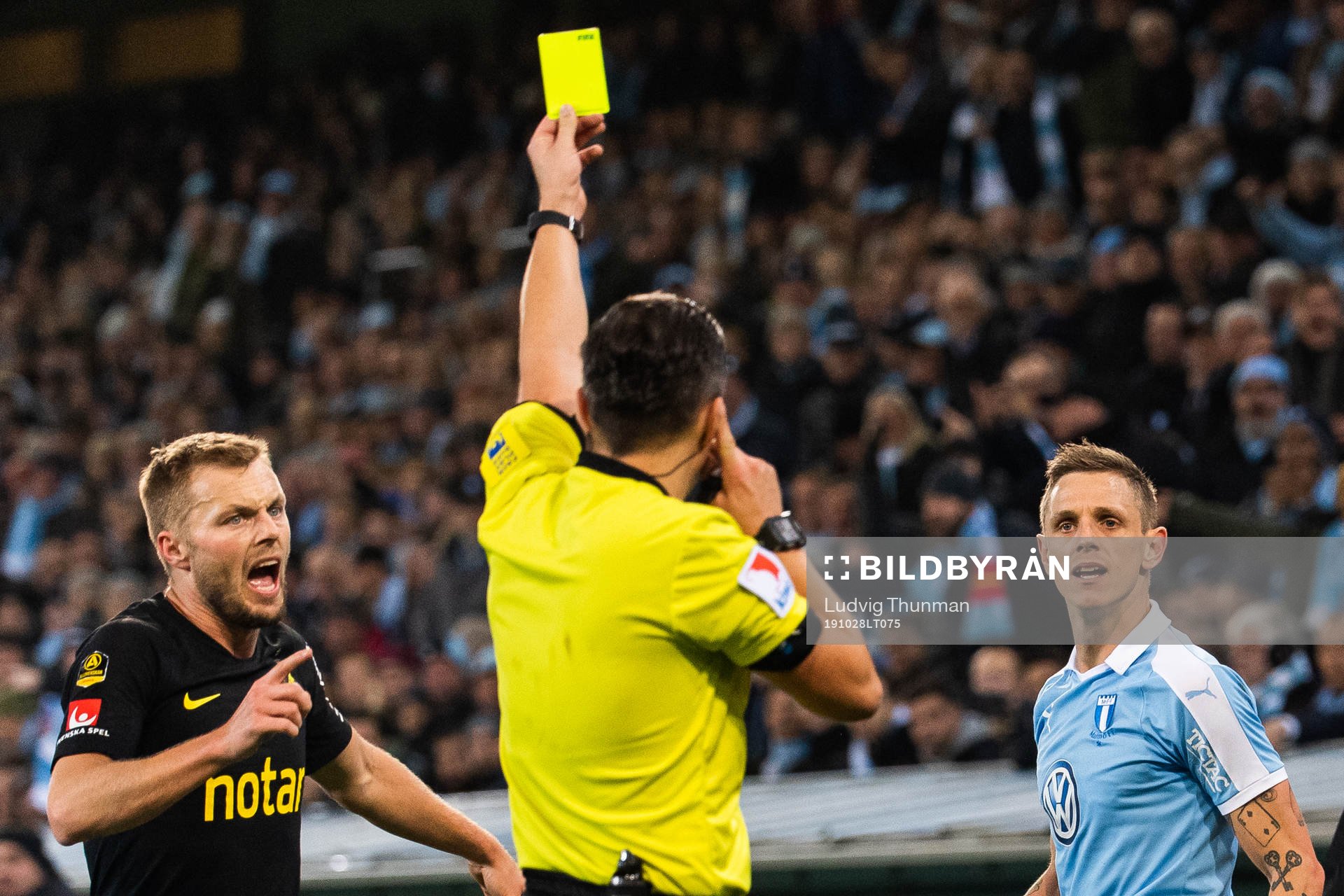 Domare Bojan Pandzic varnar Malmö FFs Sören Rieks