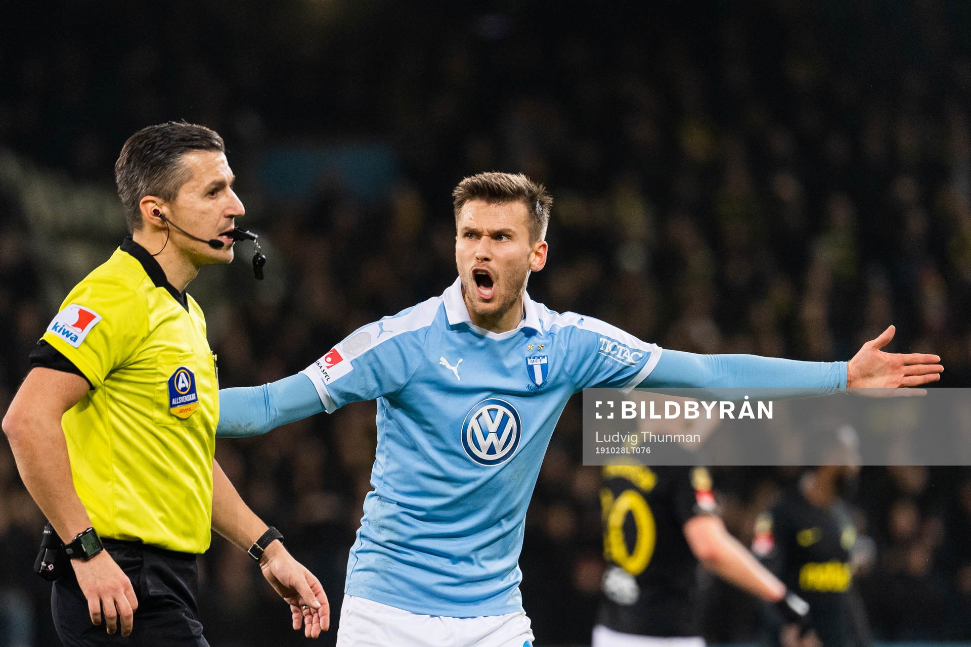 Malmö FFs Arnór Traustason reagerar mot domare Bojan
