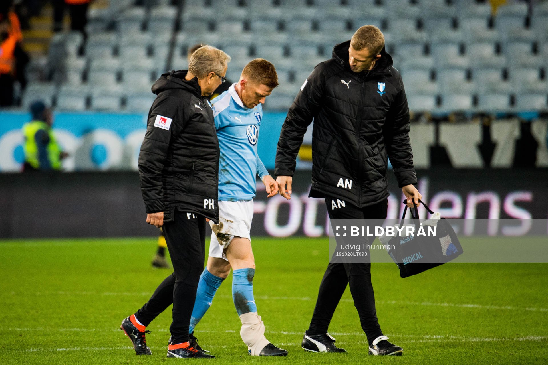 Malmö FFs Anders Christiansen med lindad fot leds av