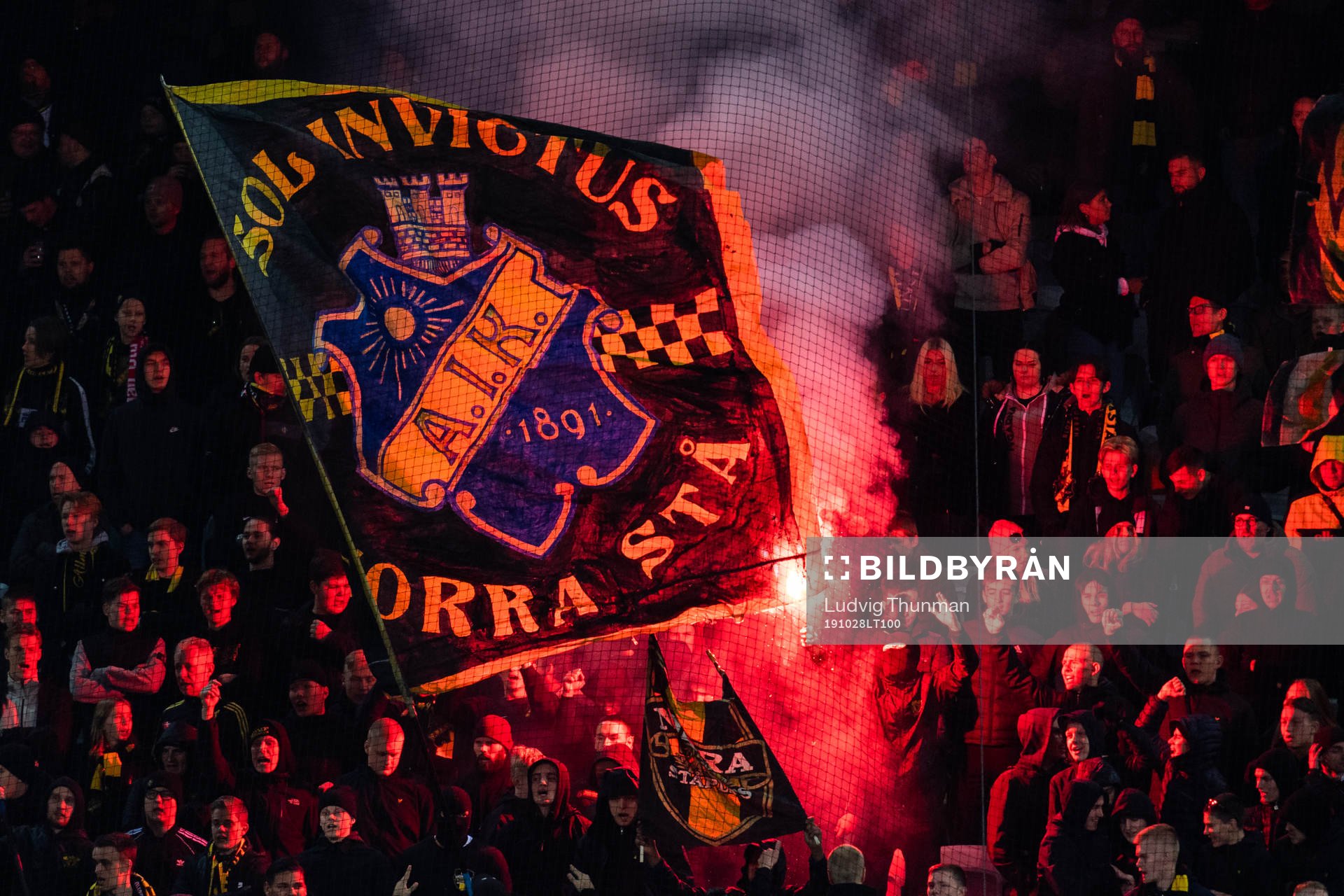 s supportrar med en flagga och en bengal