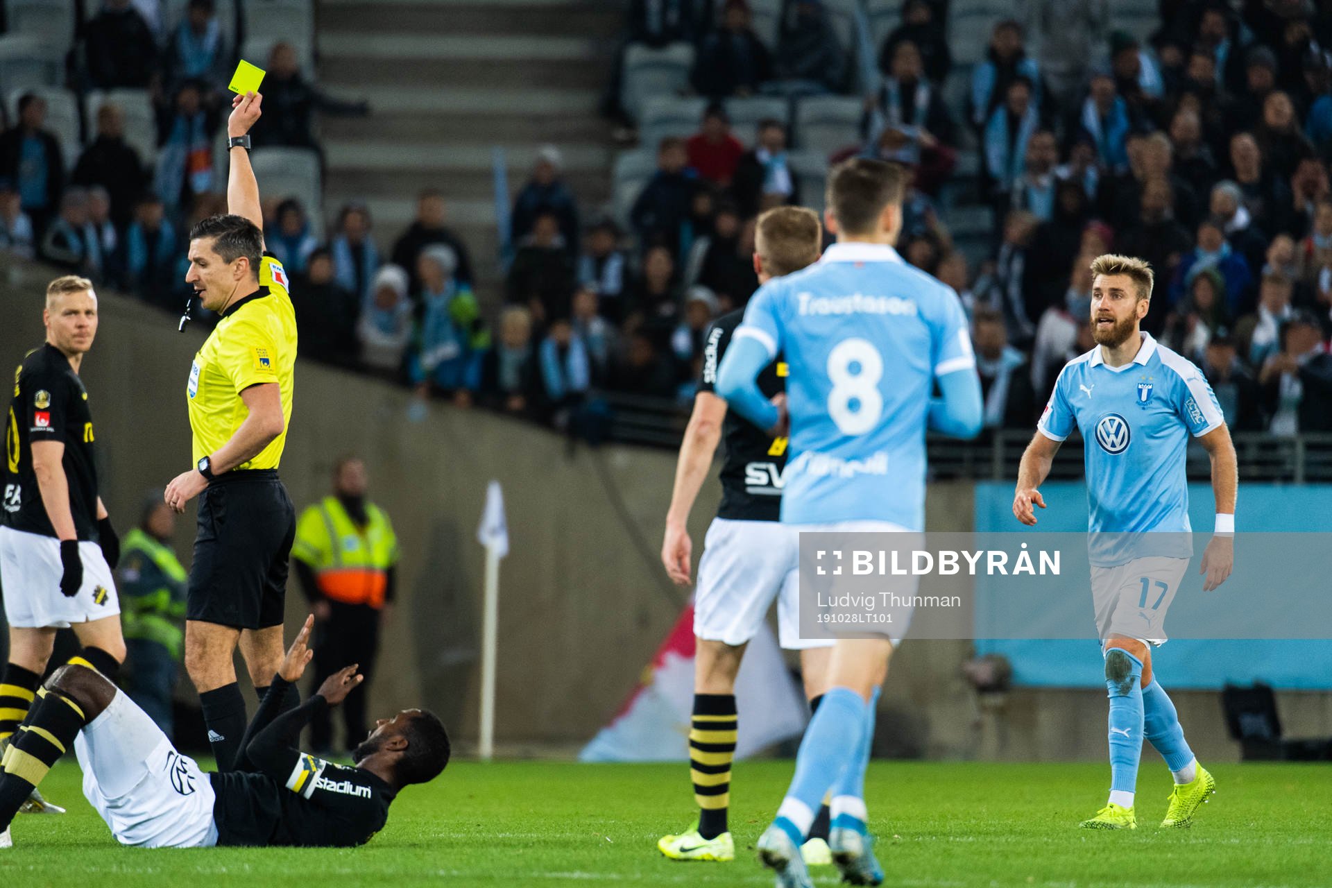 Domare Bojan Pandzic varnar Malmö FFs Rasmus Bengtsson