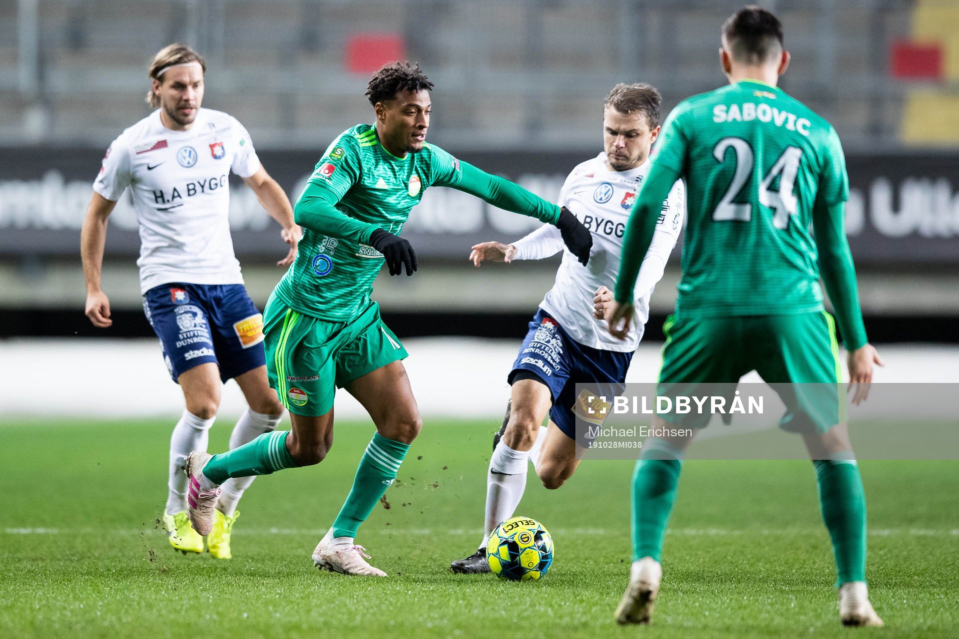 Dalkurds Joseph Ceesay och Örgrytes Hannes Sahlin under fotbollsmatchen i Superettan mellan Örgryte och Dalkurd den 28 oktober 2019 i Göteborg.