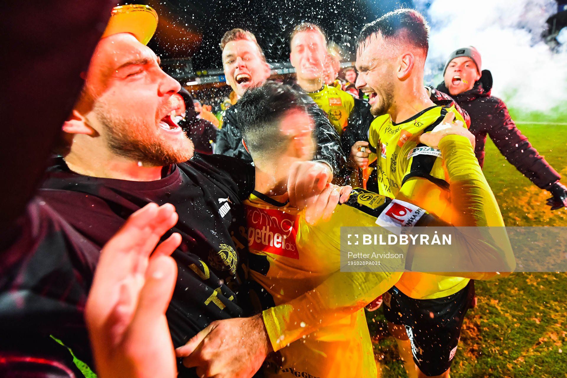 Mjällbys spelare jublar efter fotbollsmatchen i Superettan mellan Mjällby och Syrianska den 28 oktober 2019 i Hällevik.