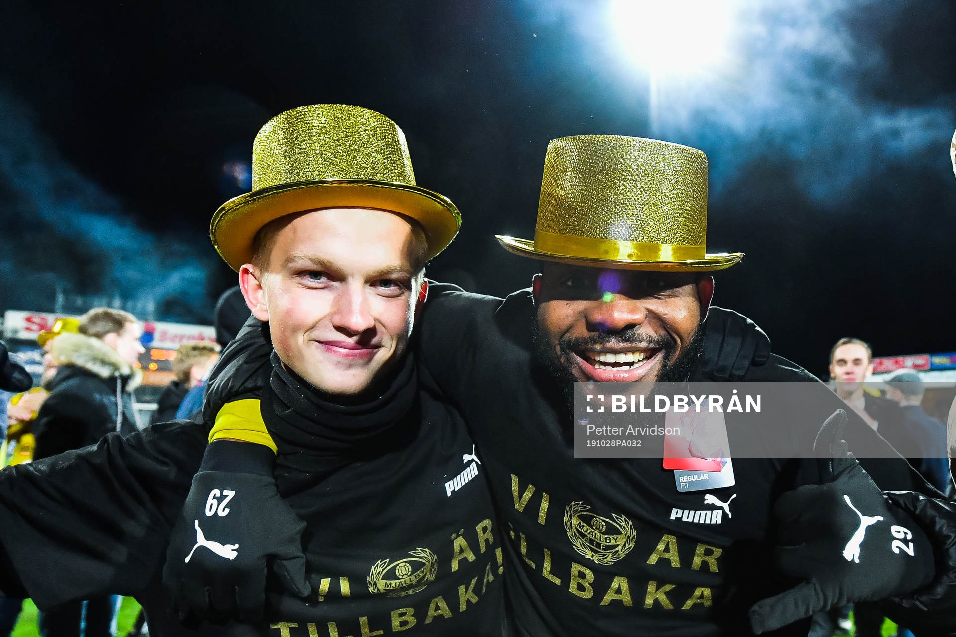 Mjällbys Hampus Holgersson och Michael Junior Omoh jublar