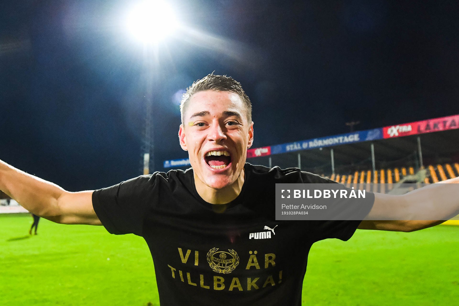 Mjällbys Jesper Löfgren jublar