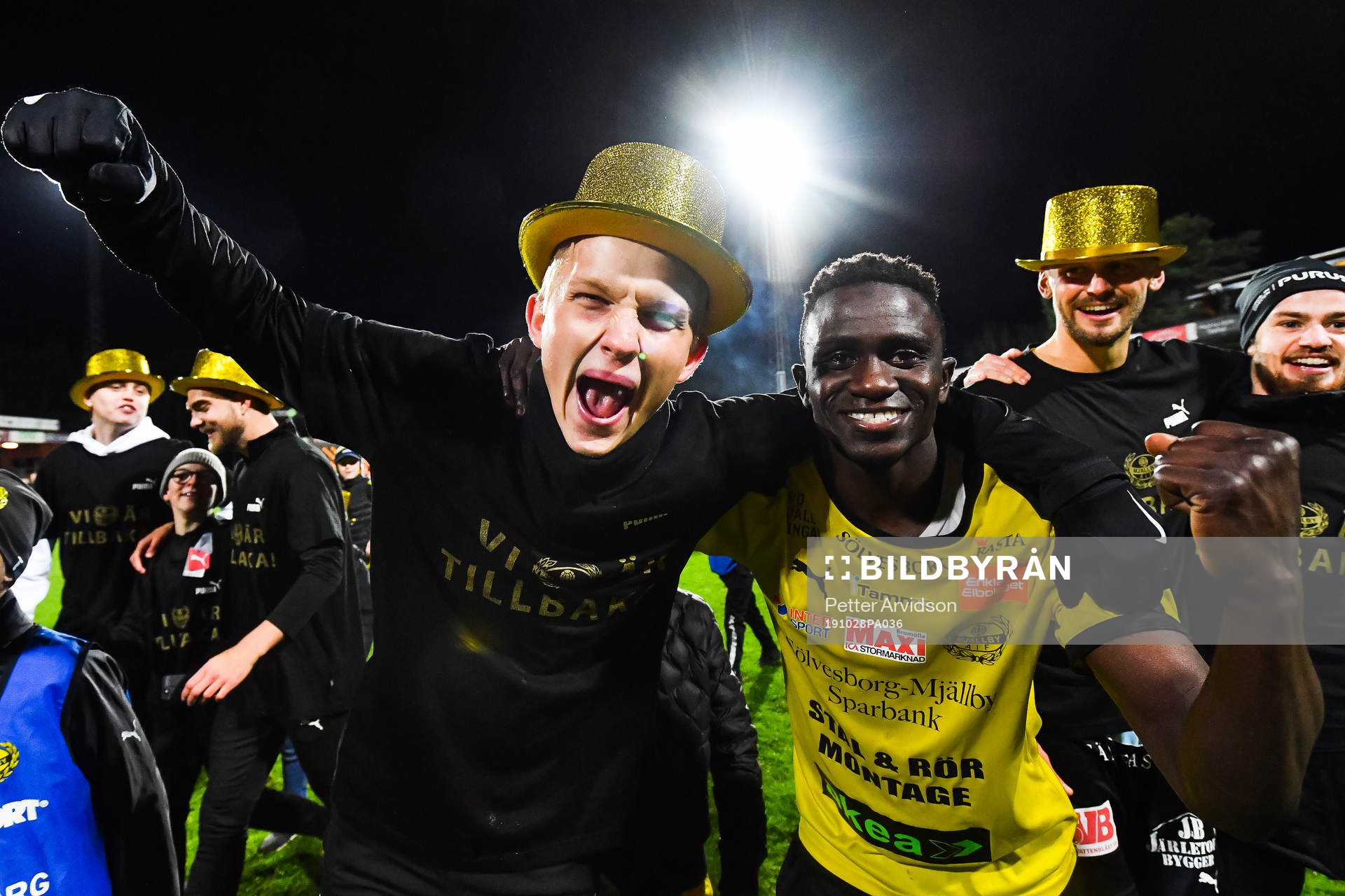 Mjällbys Hampus Holgersson och Bubacarr Jobe jublar