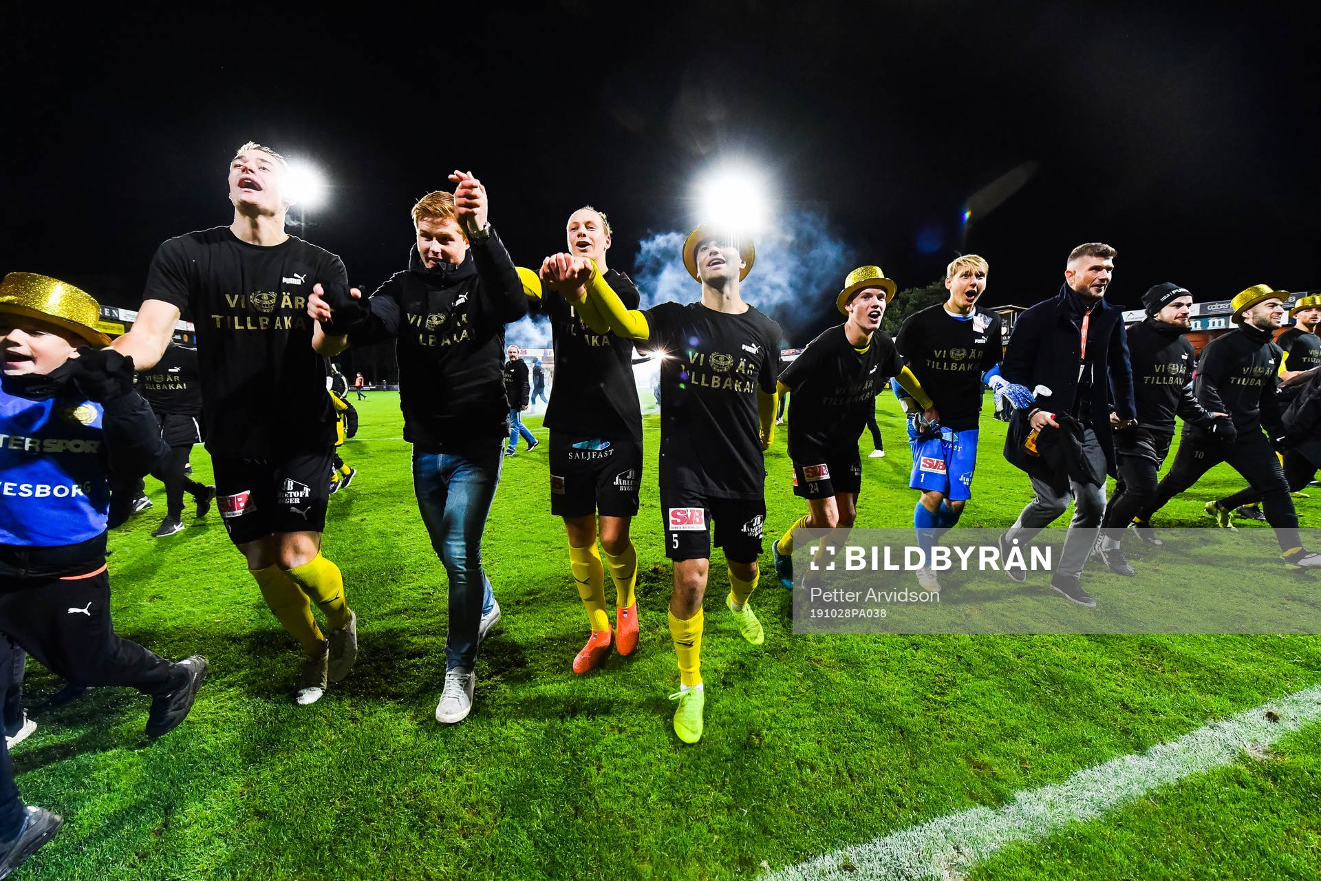 Mjällbys spelare jublar efter fotbollsmatchen i Superettan mellan Mjällby och Syrianska den 28 oktober 2019 i Hällevik.