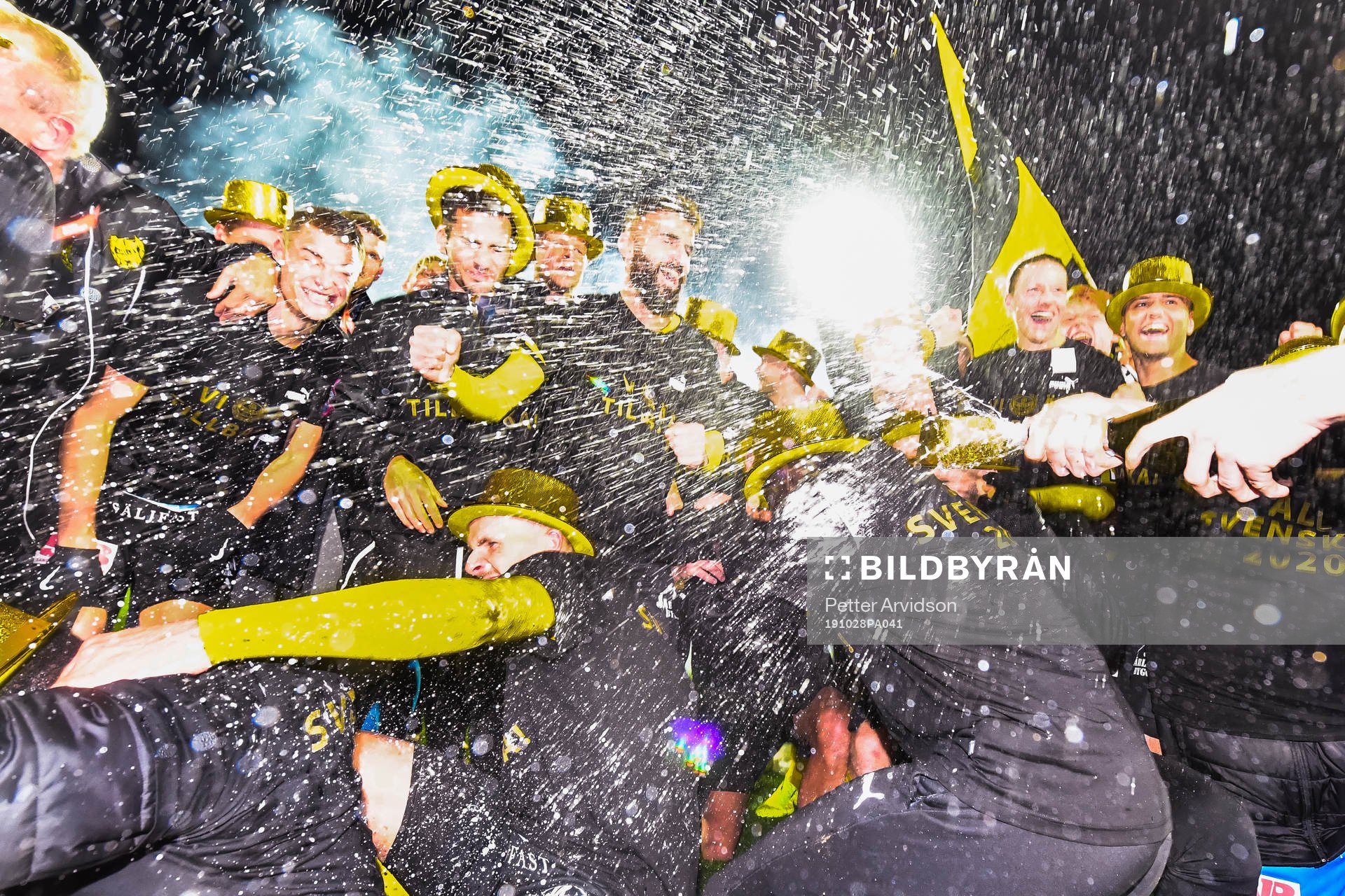 Mjällbys spelare jublar efter fotbollsmatchen i Superettan mellan Mjällby och Syrianska den 28 oktober 2019 i Hällevik.
