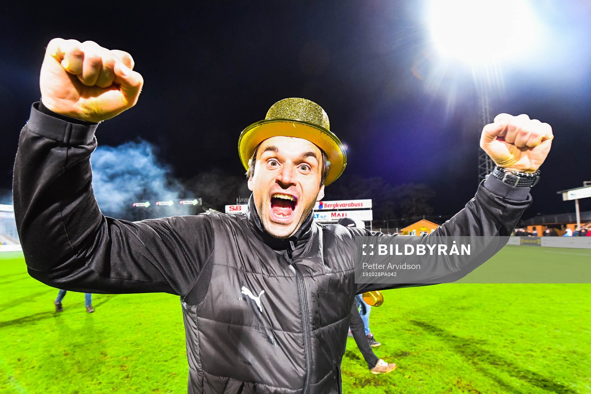 Mjällbys tränare Milos Milojevic jublar efter fotbollsmatchen i Superettan mellan Mjällby och Syrianska den 28 oktober 2019 i Hällevik.