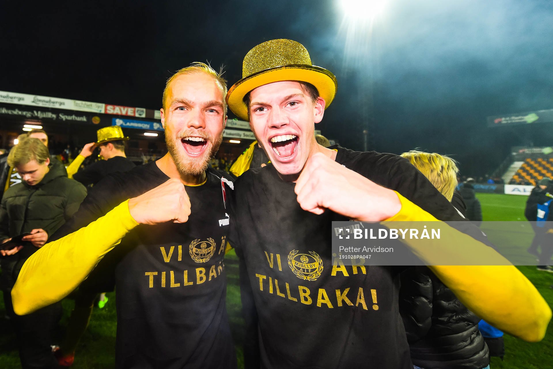 Mjällbys Viktor Gustafson och Taylor Silverholt  jublar