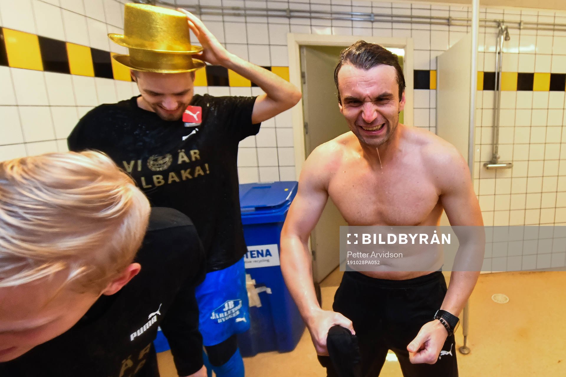 Mjällbys tränare Milos Milojevic jublar i duschen