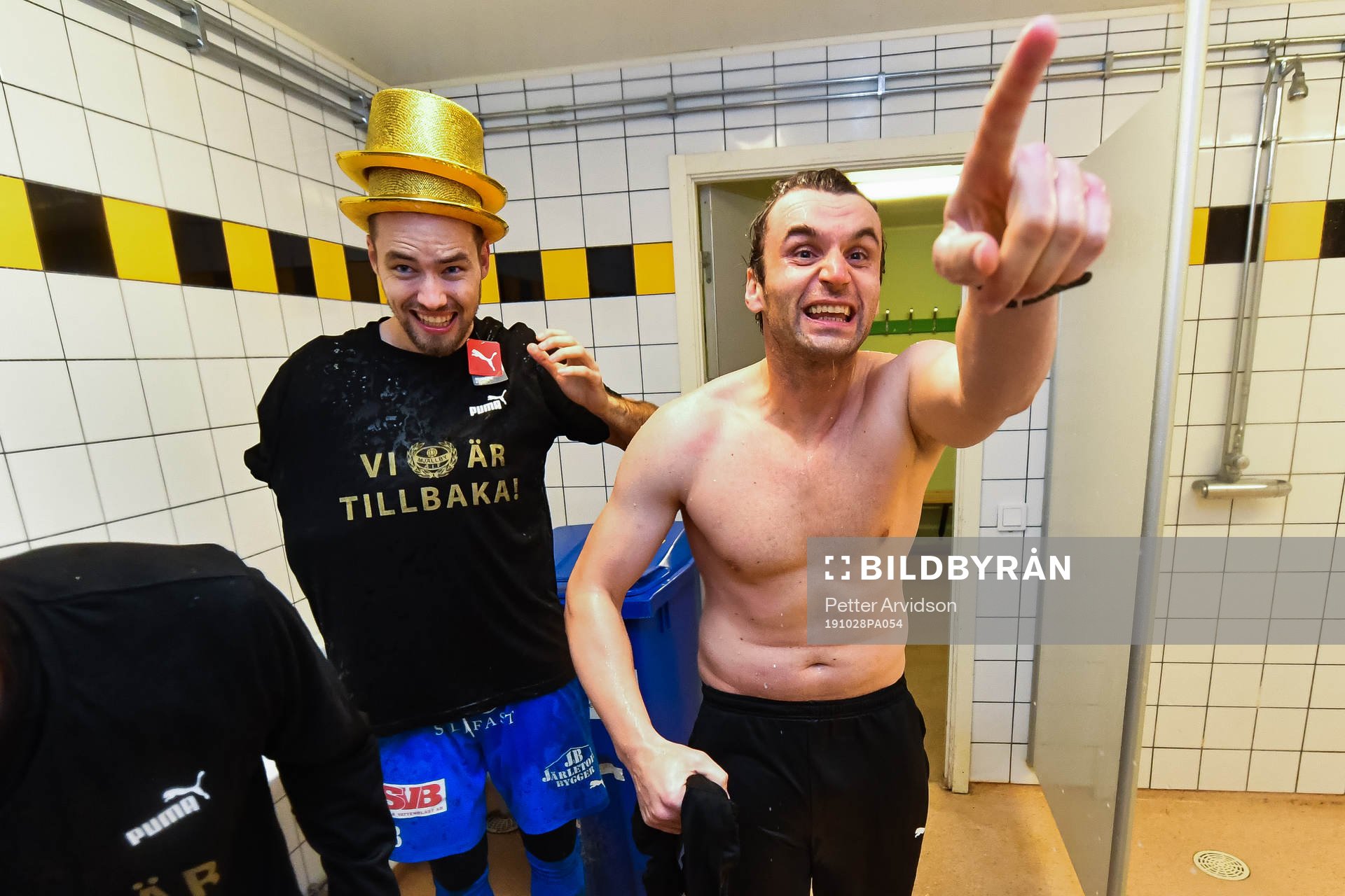 Mjällbys tränare Milos Milojevic jublar i duschen efter fotbollsmatchen i Superettan mellan Mjällby och Syrianska den 28 oktober 2019 i Hällevik.