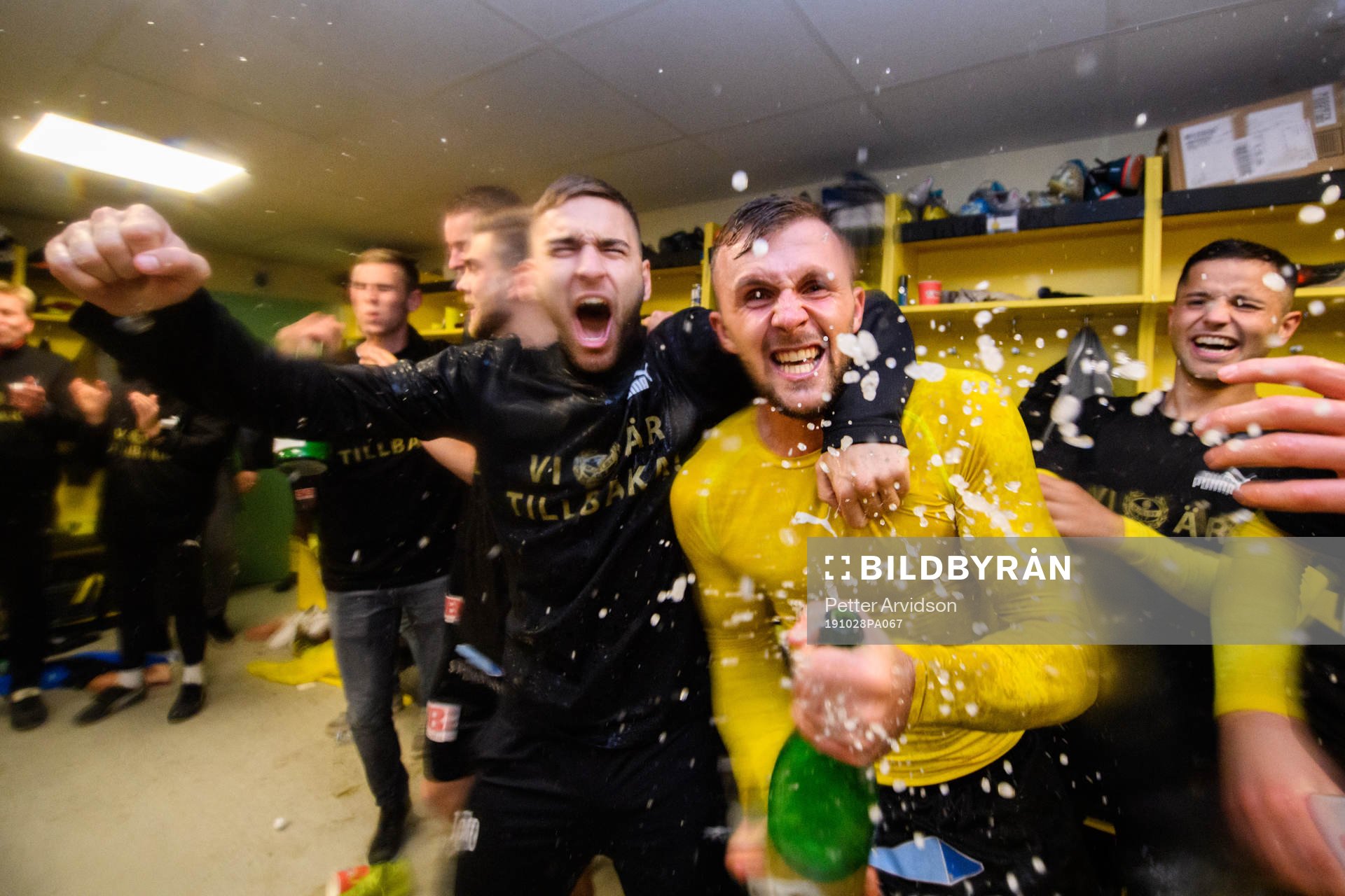 Mjällbys Mirza Halvadzic och Adi Terzic jublar med champagne i omklädningsrummet efter avancemang till Allsvenskan 2020 efter fotbollsmatchen i Superettan mellan Mjällby och Syrianska den 28 oktober 2019 i Hällevik.