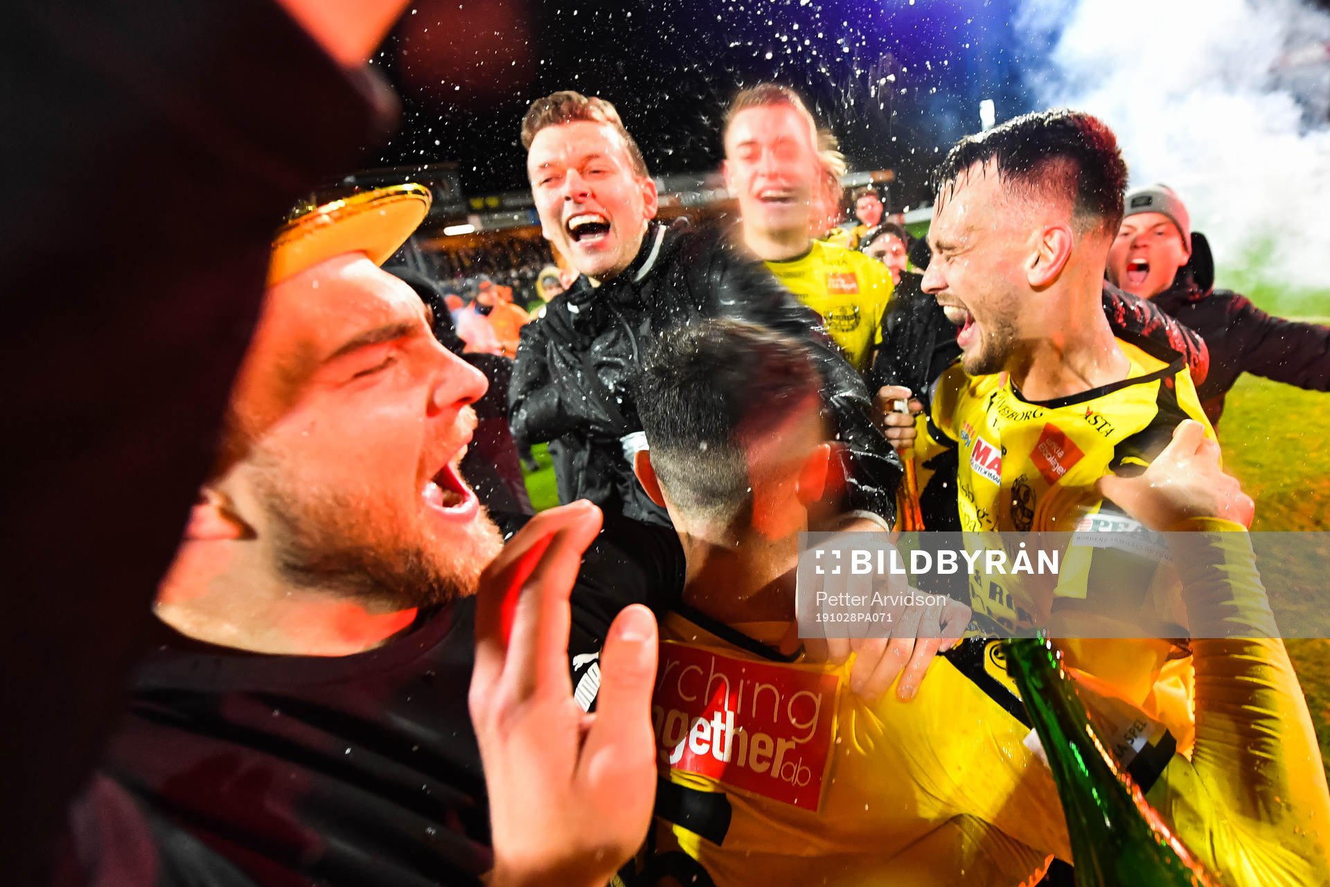 Mjällbys spelare jublar med supportrar