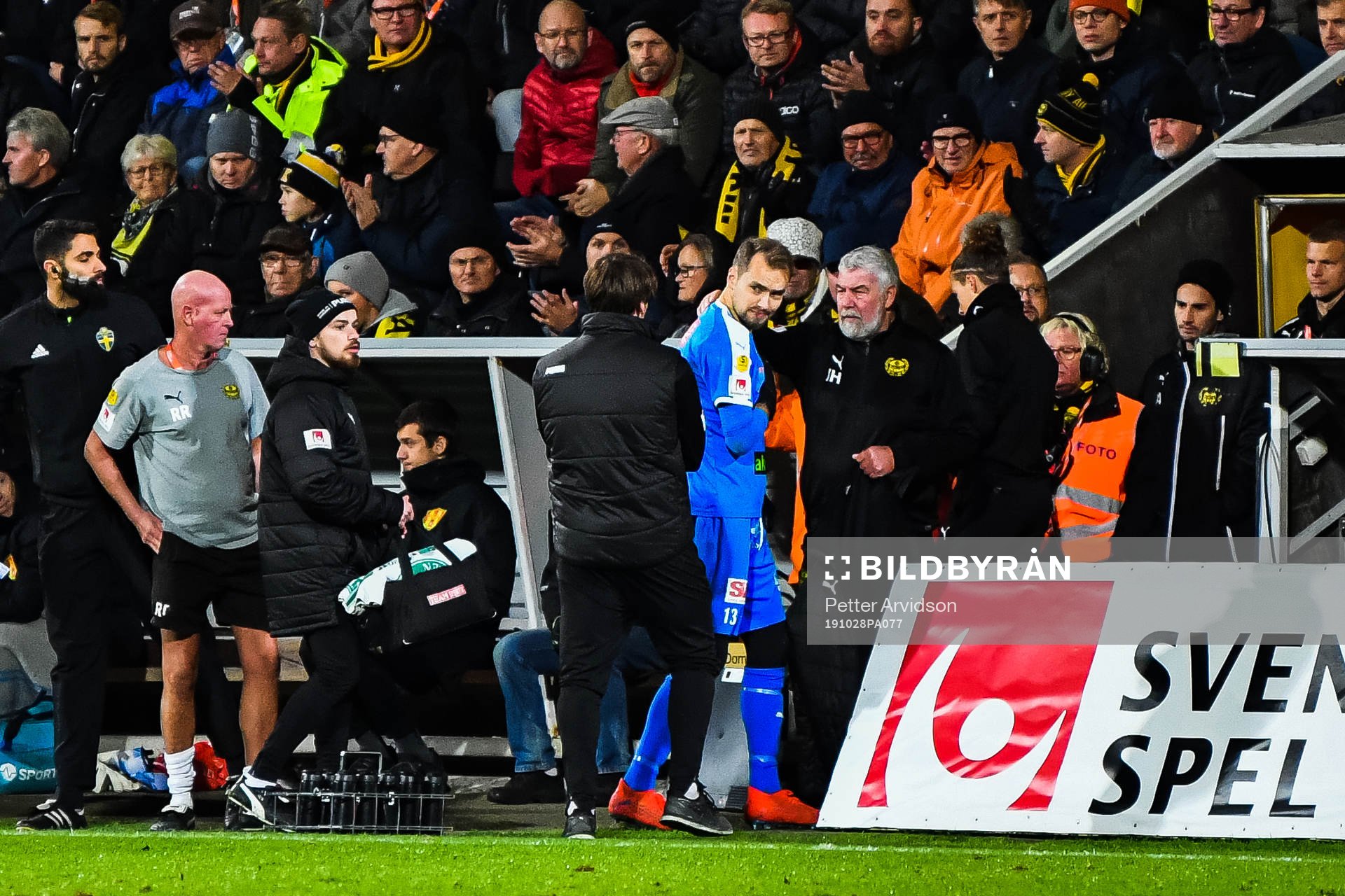 Mjällbys målvakt Carl-Johan Eriksson lämnar matchen på