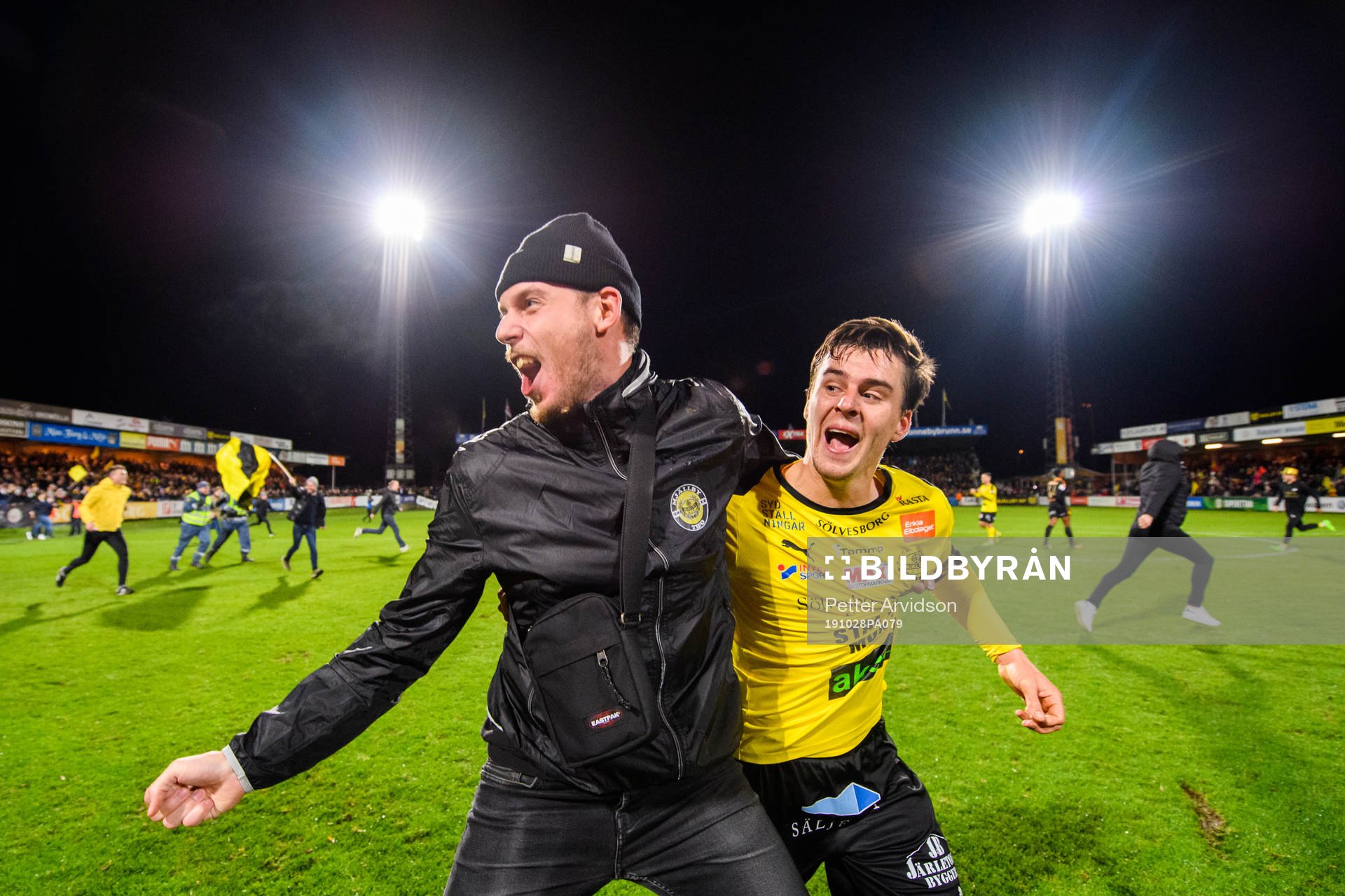 Mjällbys Jesper Gustavsson jublar med en supporter på