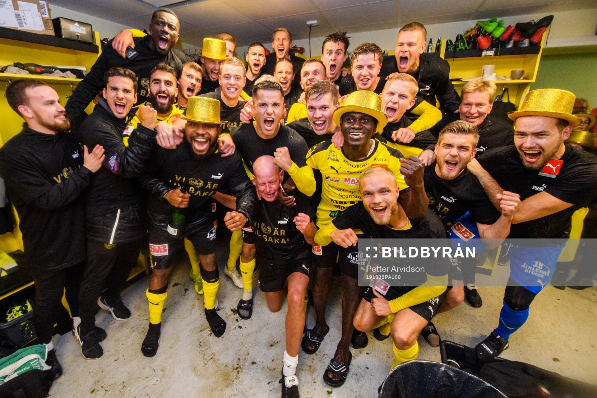Mjällbys spelare jublar i omklädningsrummet