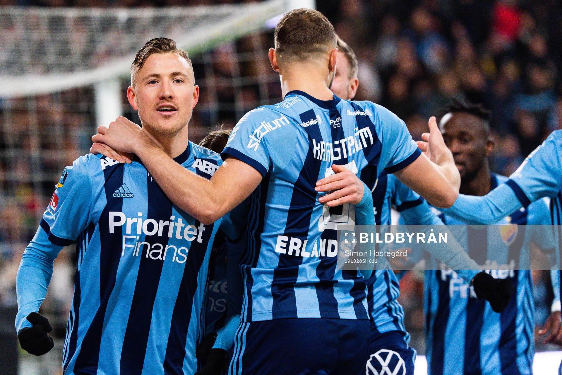 Djurgårdens Fredrik Ulvestad jublar med lagkamrater