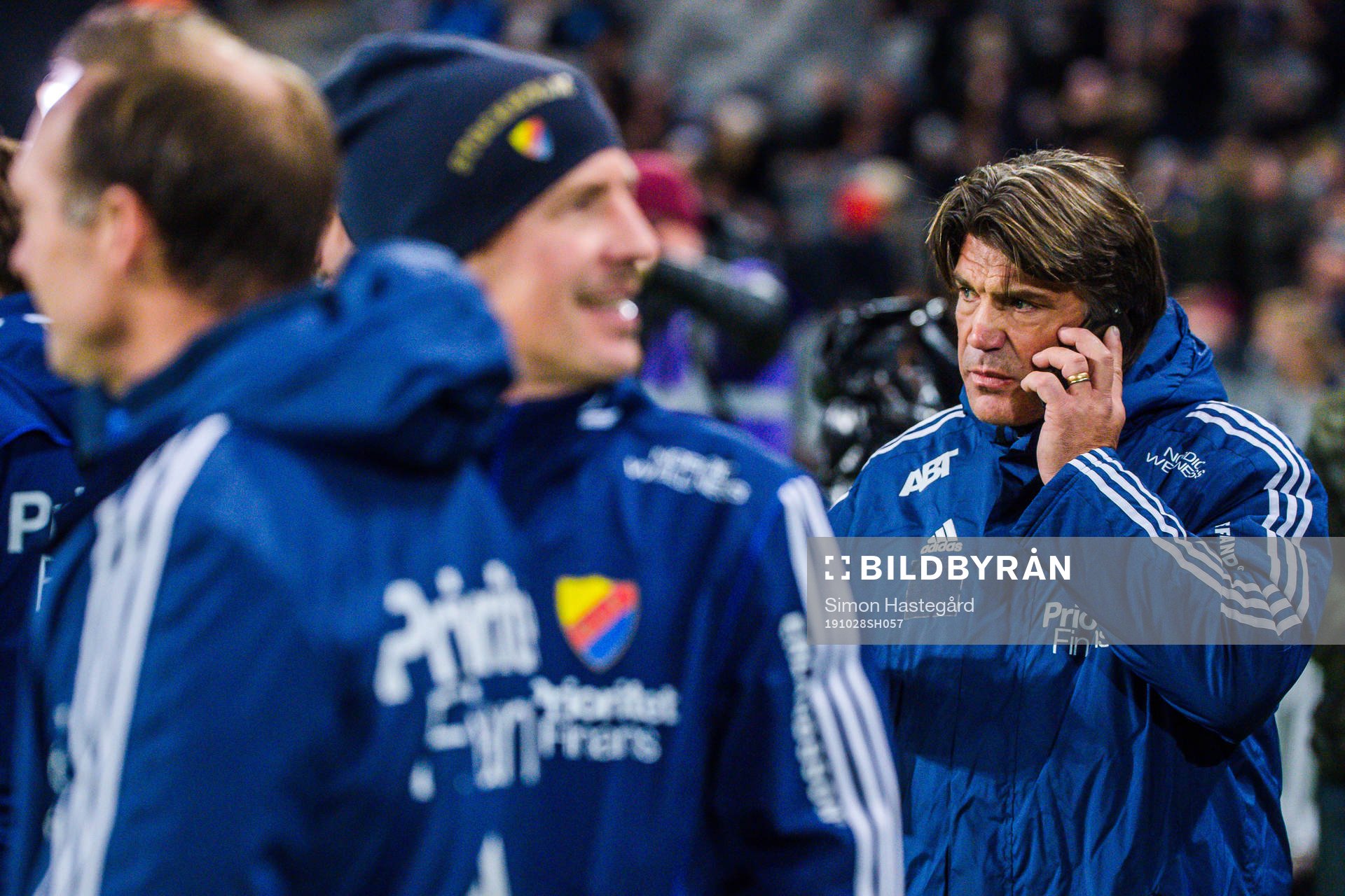 Djurgårdens sportchef Bosse Andersson bakom tränare Kim Bergstrand och tränare Thomas Lagerlöf inför fotbollsmatchen i Allsvenskan mellan Djurgården och Örebro den 28 oktober 2019 i Stockholm.