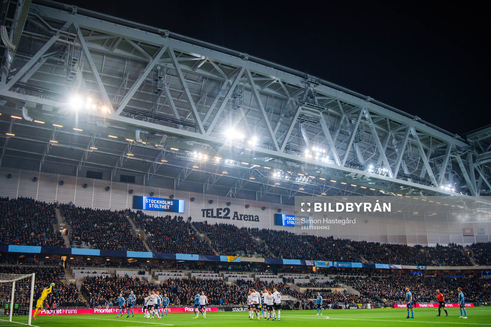 Örebros målvakt Oscar Jansson räddar frispark från Djurgården Jesper Karlström under fotbollsmatchen i Allsvenskan mellan Djurgården och Örebro den 28 oktober 2019 i Stockholm.