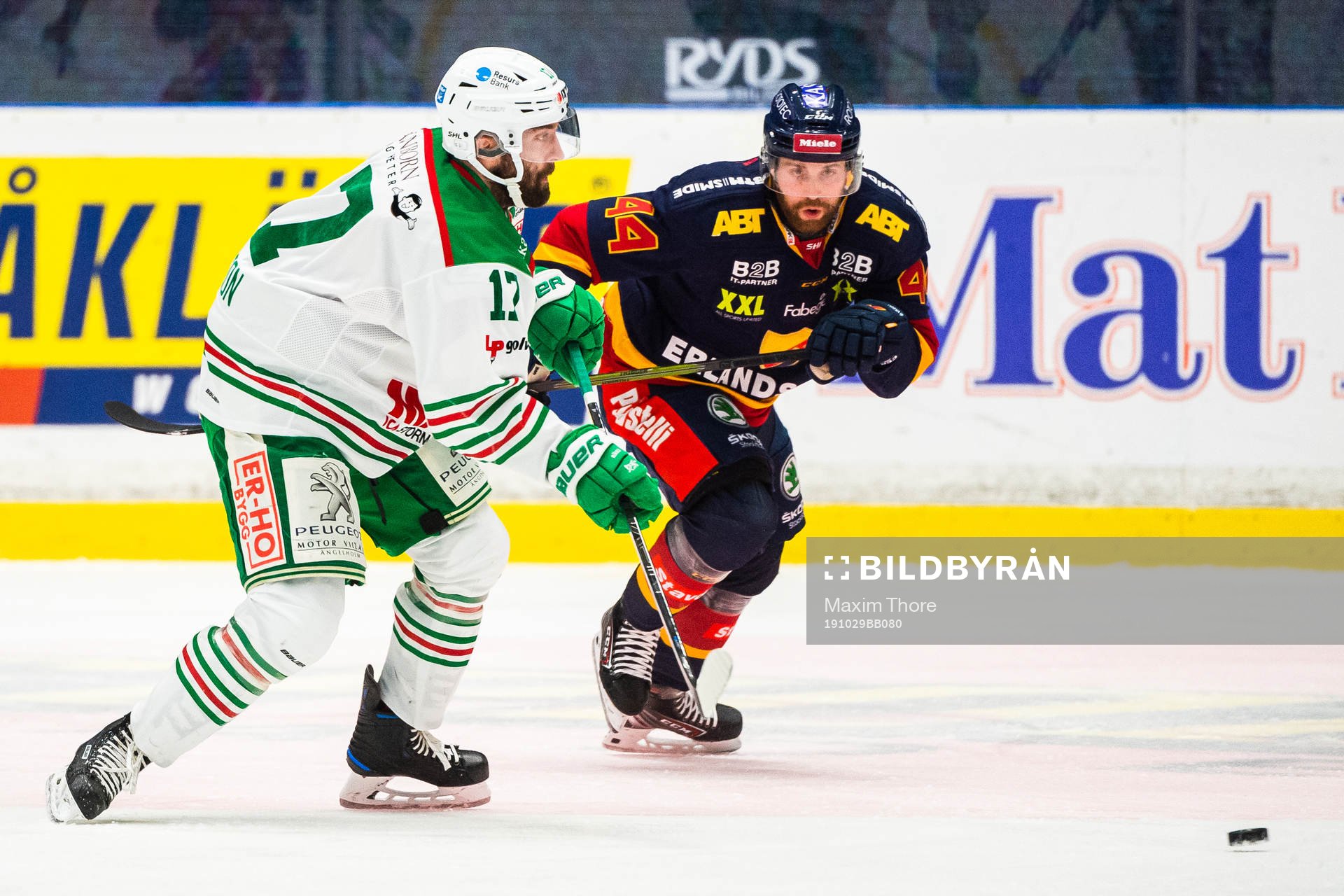 Rögles Taylor Matson och Djurgårdens <d74<i kamp om pucken