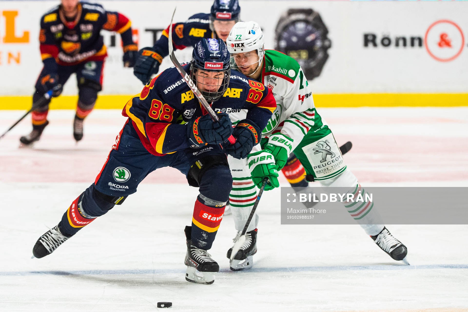 Djurgårdens Alexander Holtz och Rögles Daniel Zaar i kamp