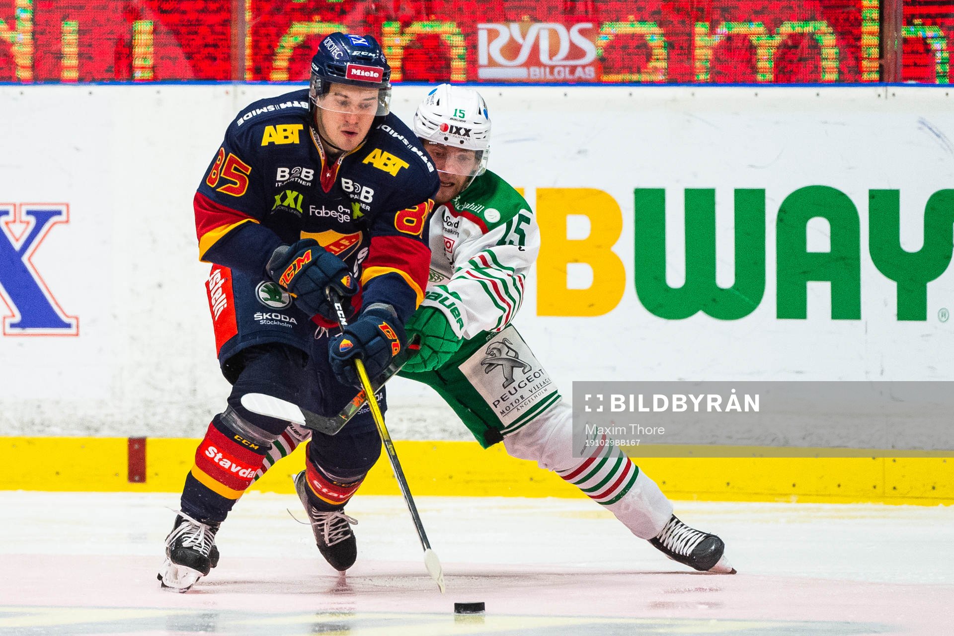 Djurgårdens Michael Haga i kamp om pucken med Rögles