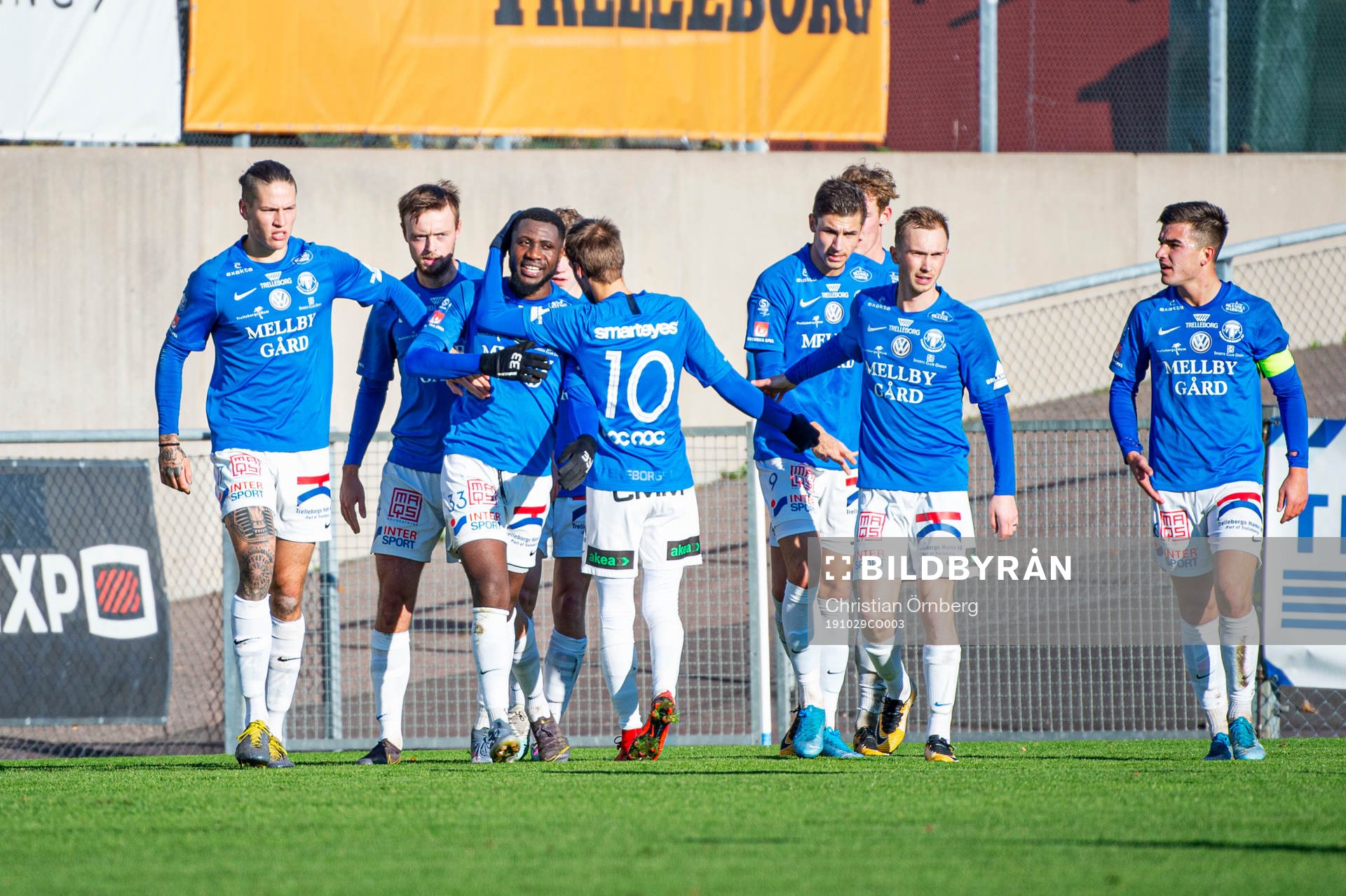 Trelleborgs Dennis Agyare Antwi jublar med lagkamraterna efter 1-0 under U21-finalen mellan Trelleborg och IFK Norrköping den 29 oktober 2019 i Trelleborg.