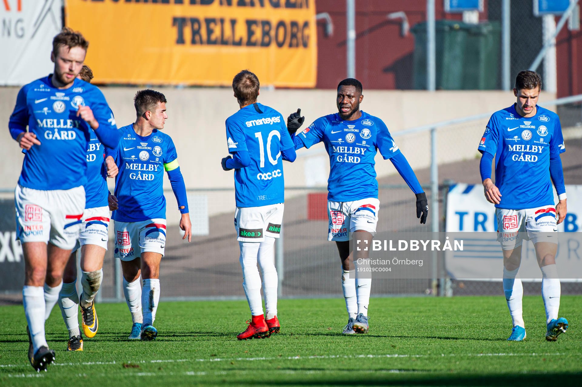 Trelleborgs Dennis Agyare Antwi jublar med lagkamraterna