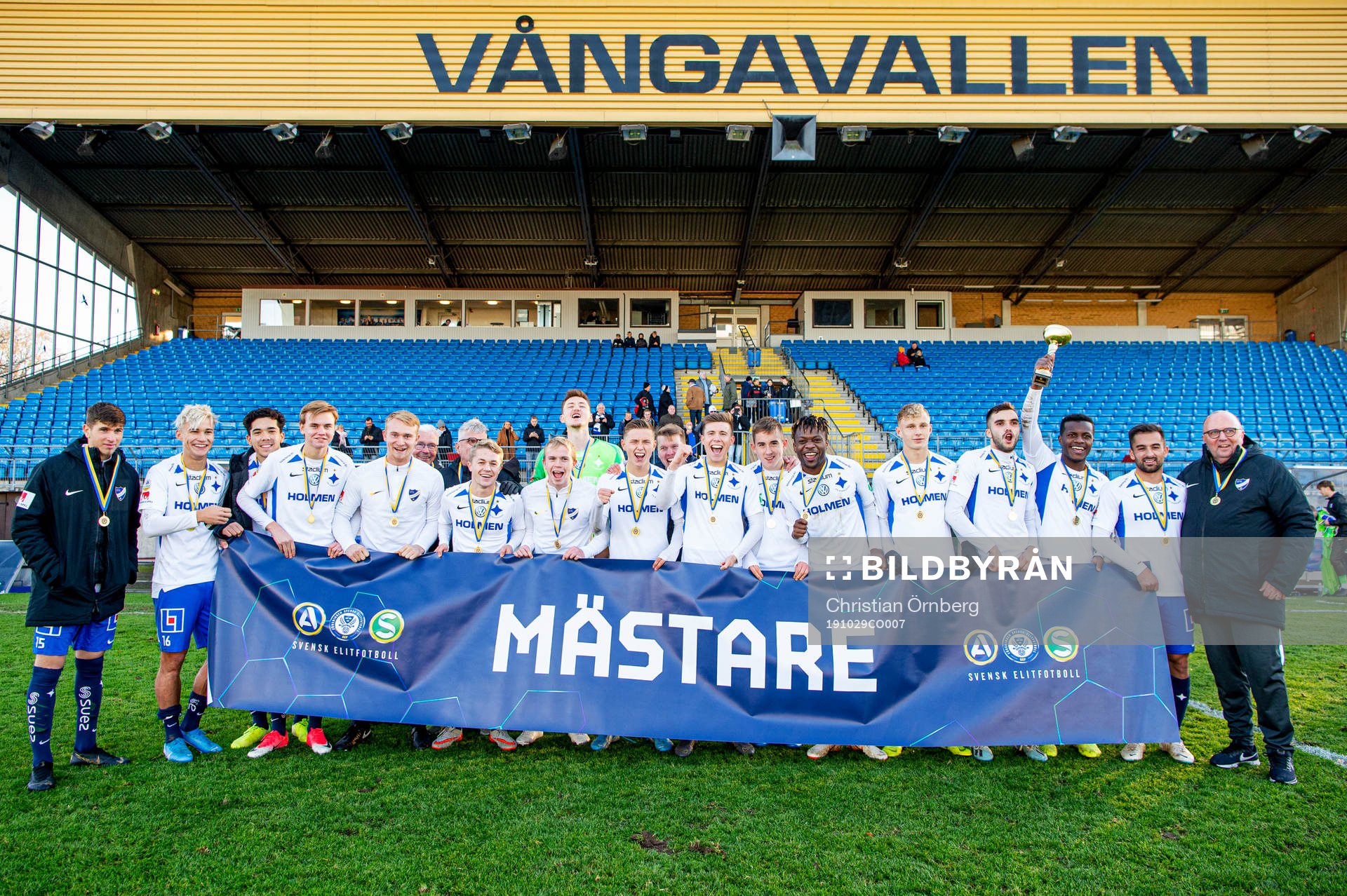 Norröpings spelare jublar åt vinsten i U21-finalen mellan